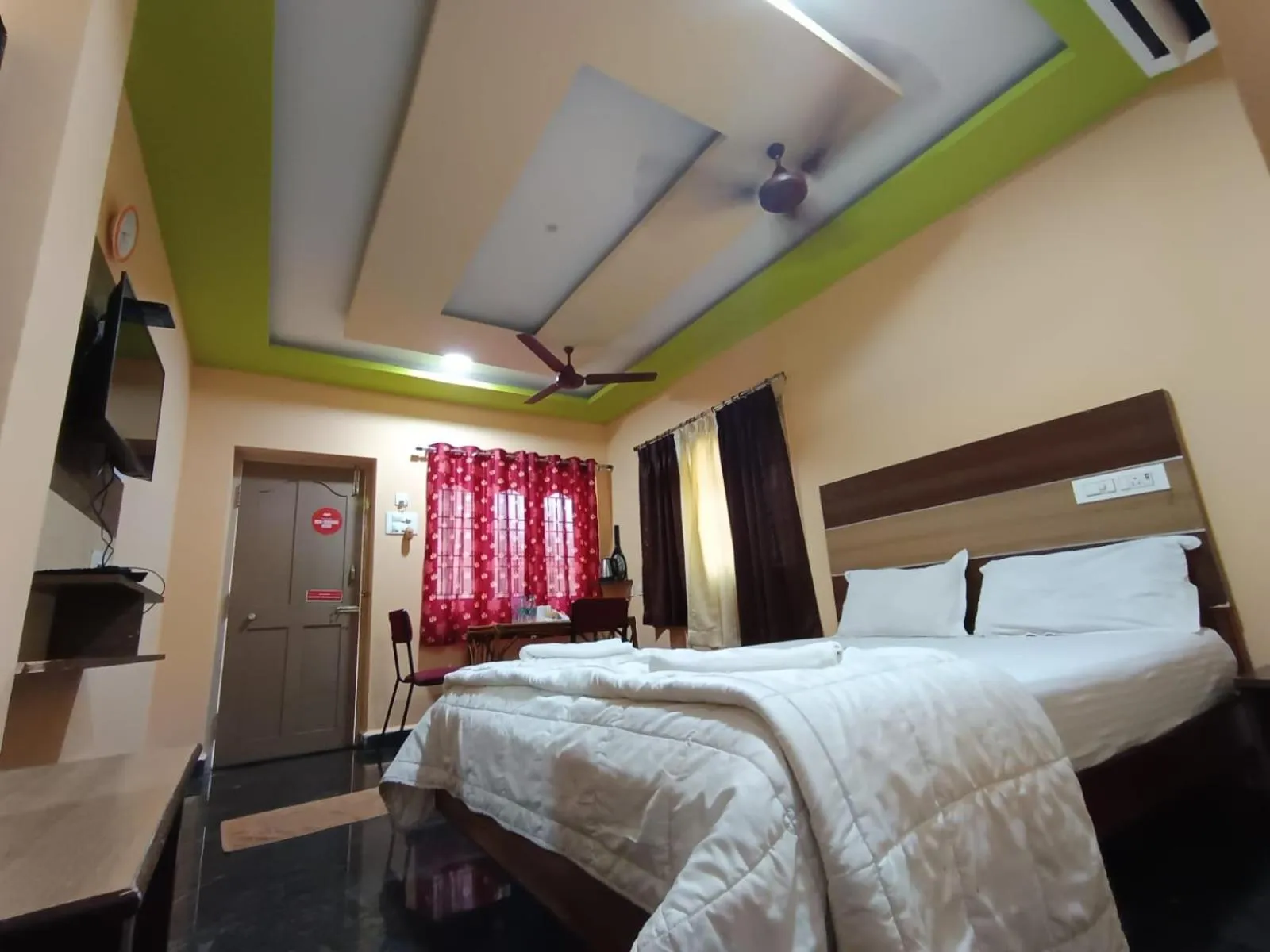 Communal lounge/ TV room, Bed in Sri Murugan Beach Paradise Hotel