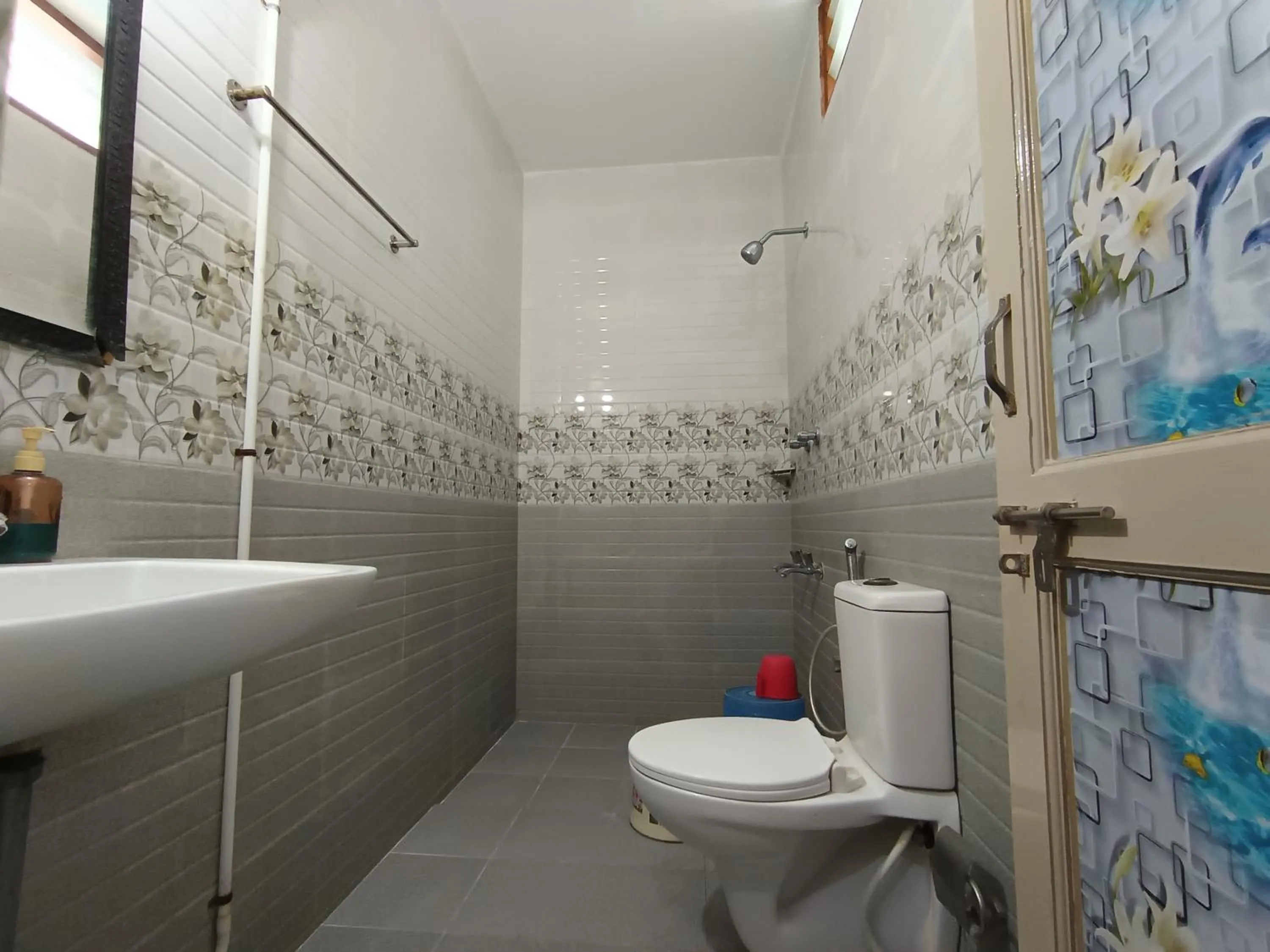 Shower in Sri Murugan Beach Paradise Hotel