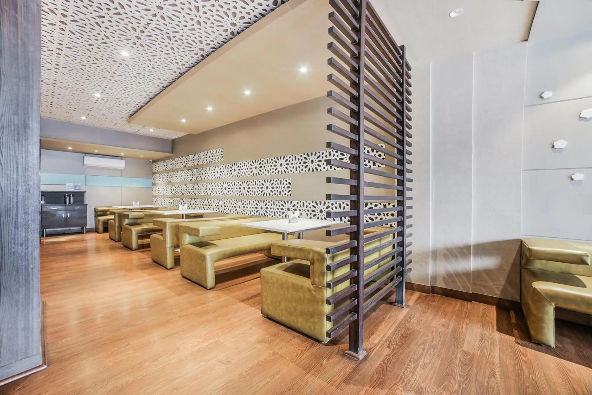 Restaurant/places to eat in FabHotel Aqua