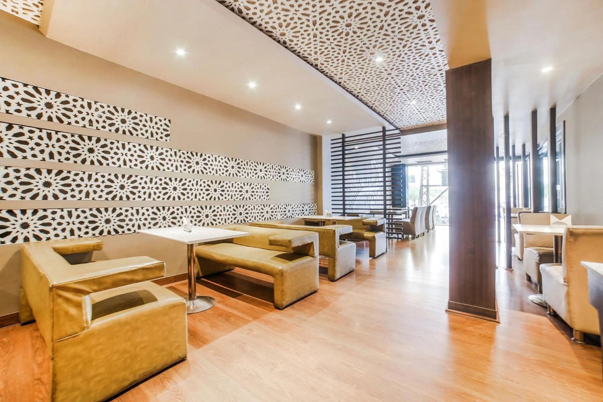 Restaurant/places to eat in FabHotel Aqua