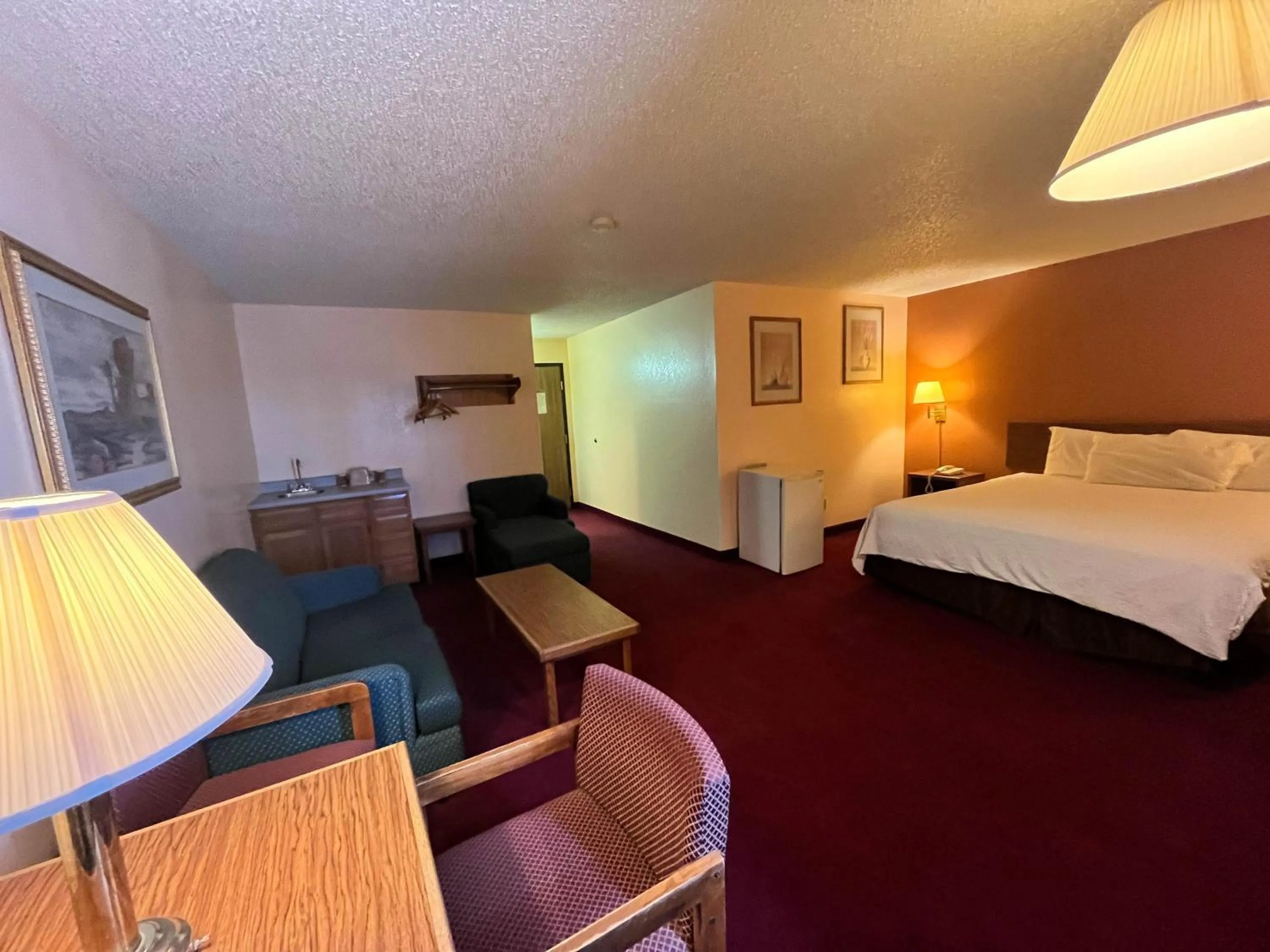 Bedroom, Bed in Super 8 by Wyndham Deming NM