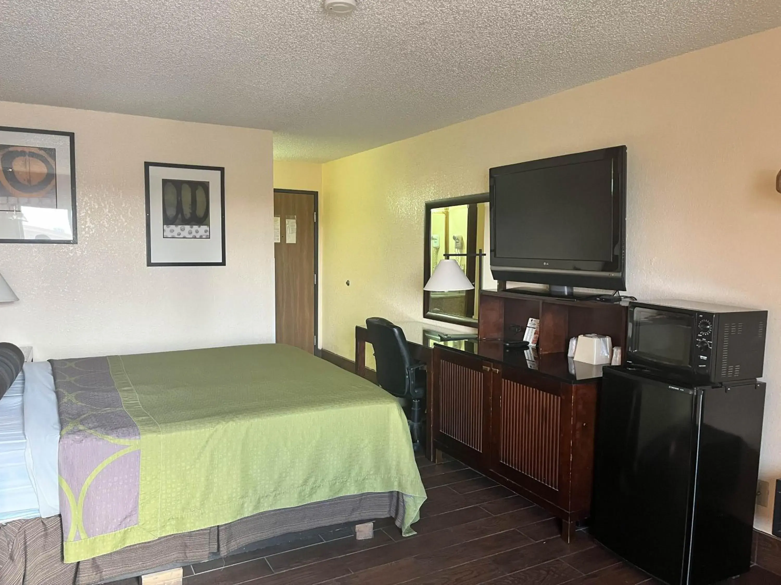 King Room with Roll-in Shower - single occupancy - Disability Access - smoking in Super 8 by Wyndham Deming NM King Room with Roll-in Shower - single occupancy - Disability Access - smoking in Super 8 by Wyndham Deming NM