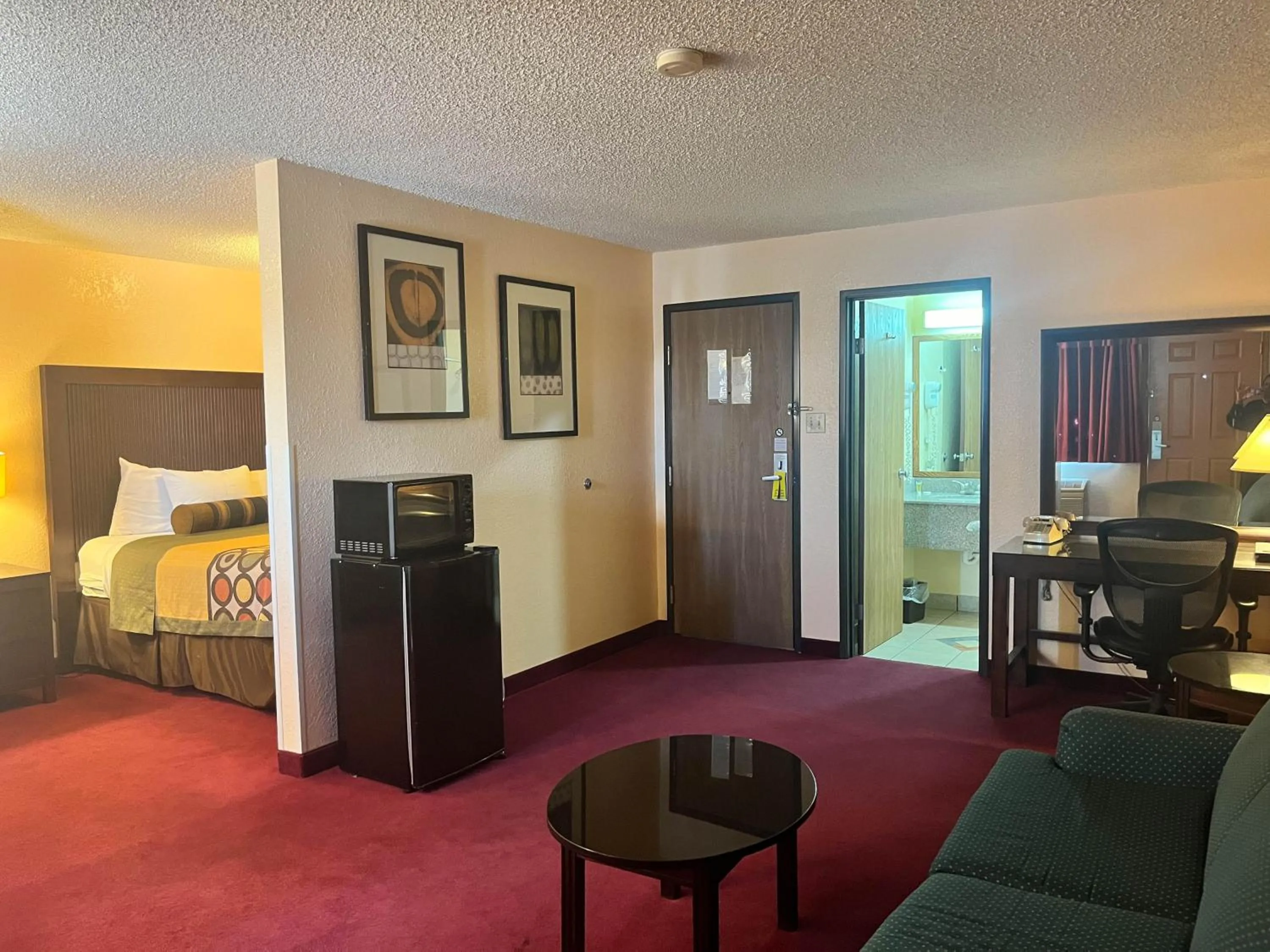 Bedroom, Bed in Super 8 by Wyndham Deming NM