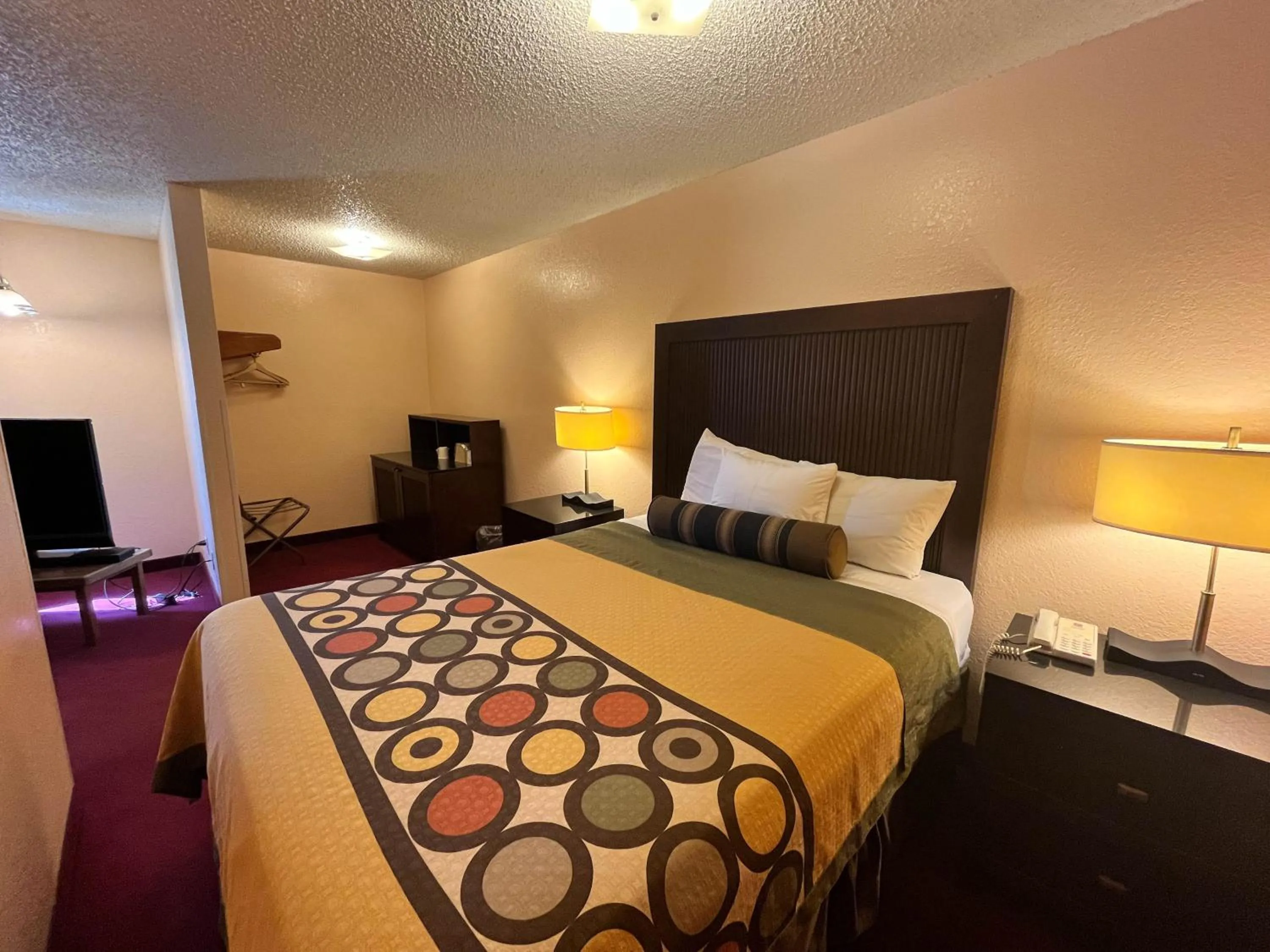 Bedroom, Bed in Super 8 by Wyndham Deming NM