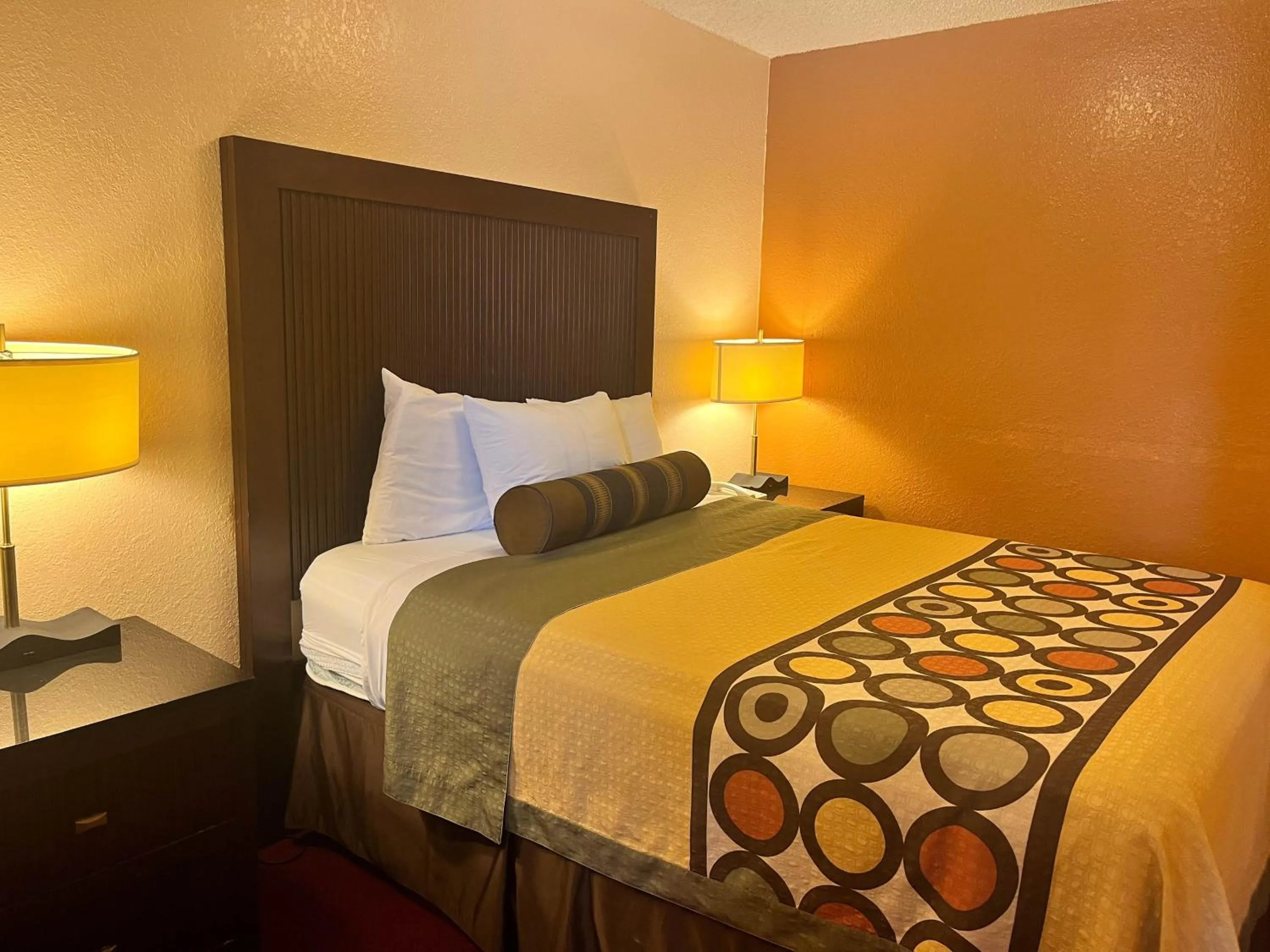 Bedroom, Bed in Super 8 by Wyndham Deming NM