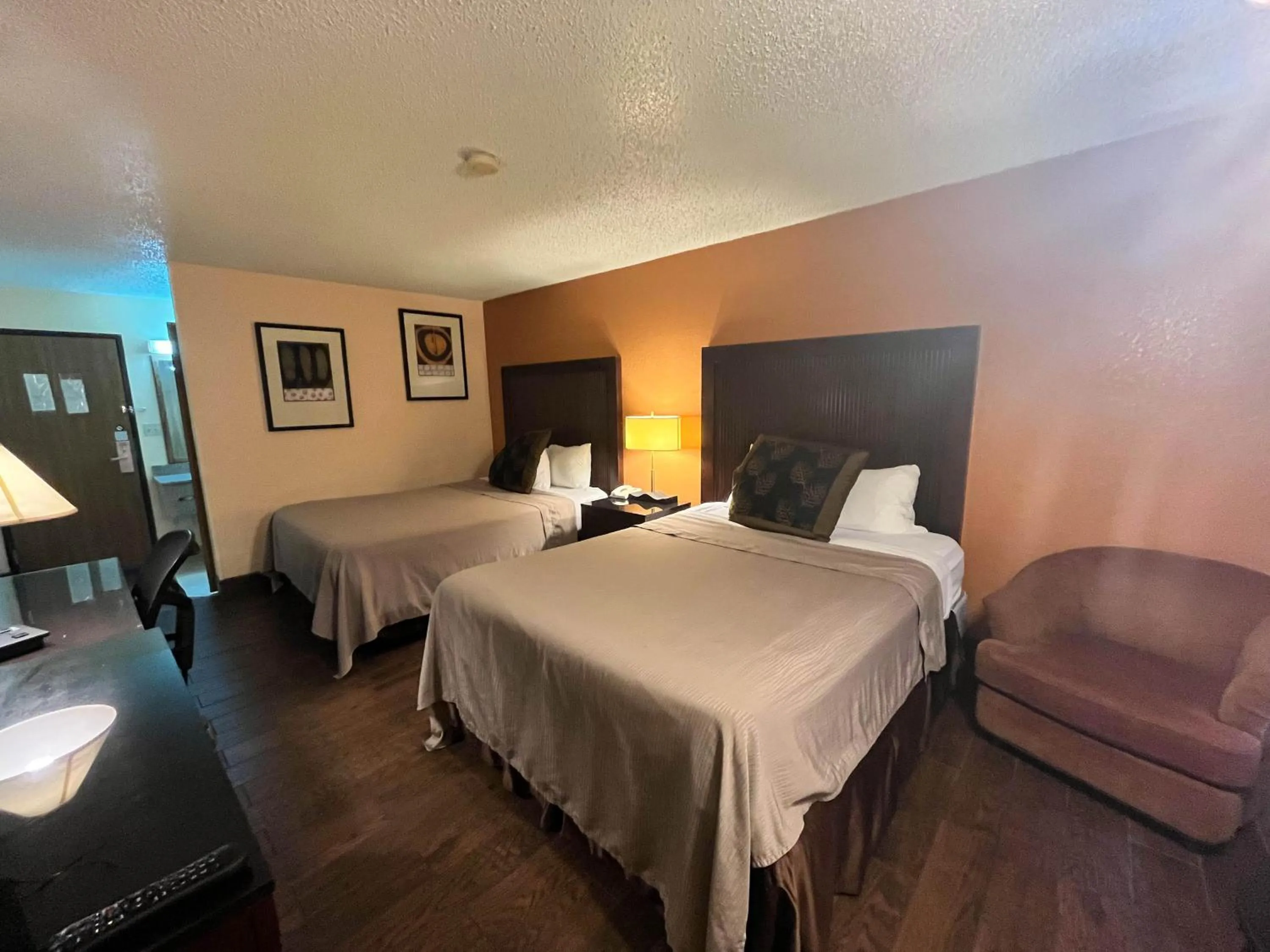 Bedroom, Bed in Super 8 by Wyndham Deming NM