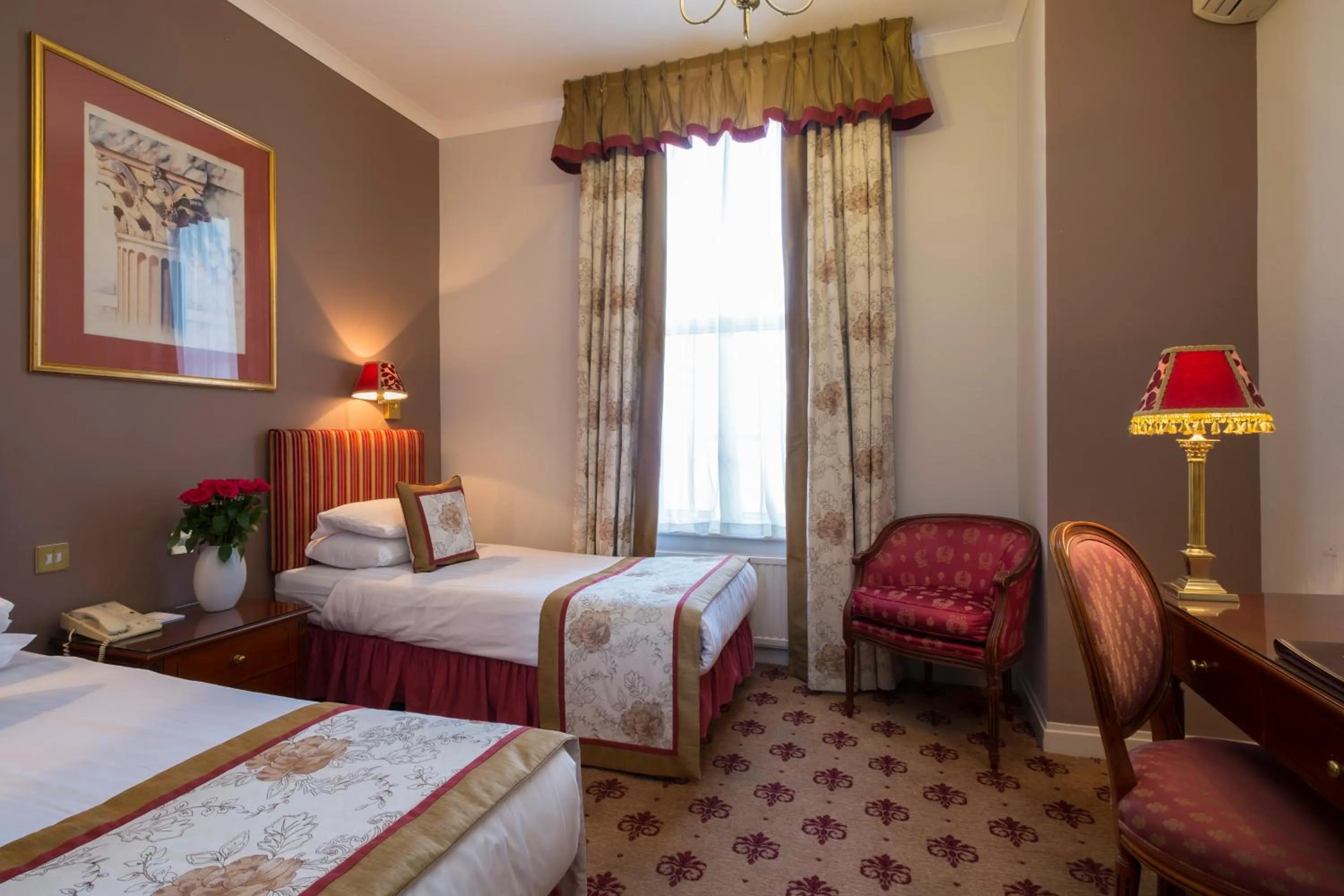 Photo of the whole room, Bed in London Lodge Hotel