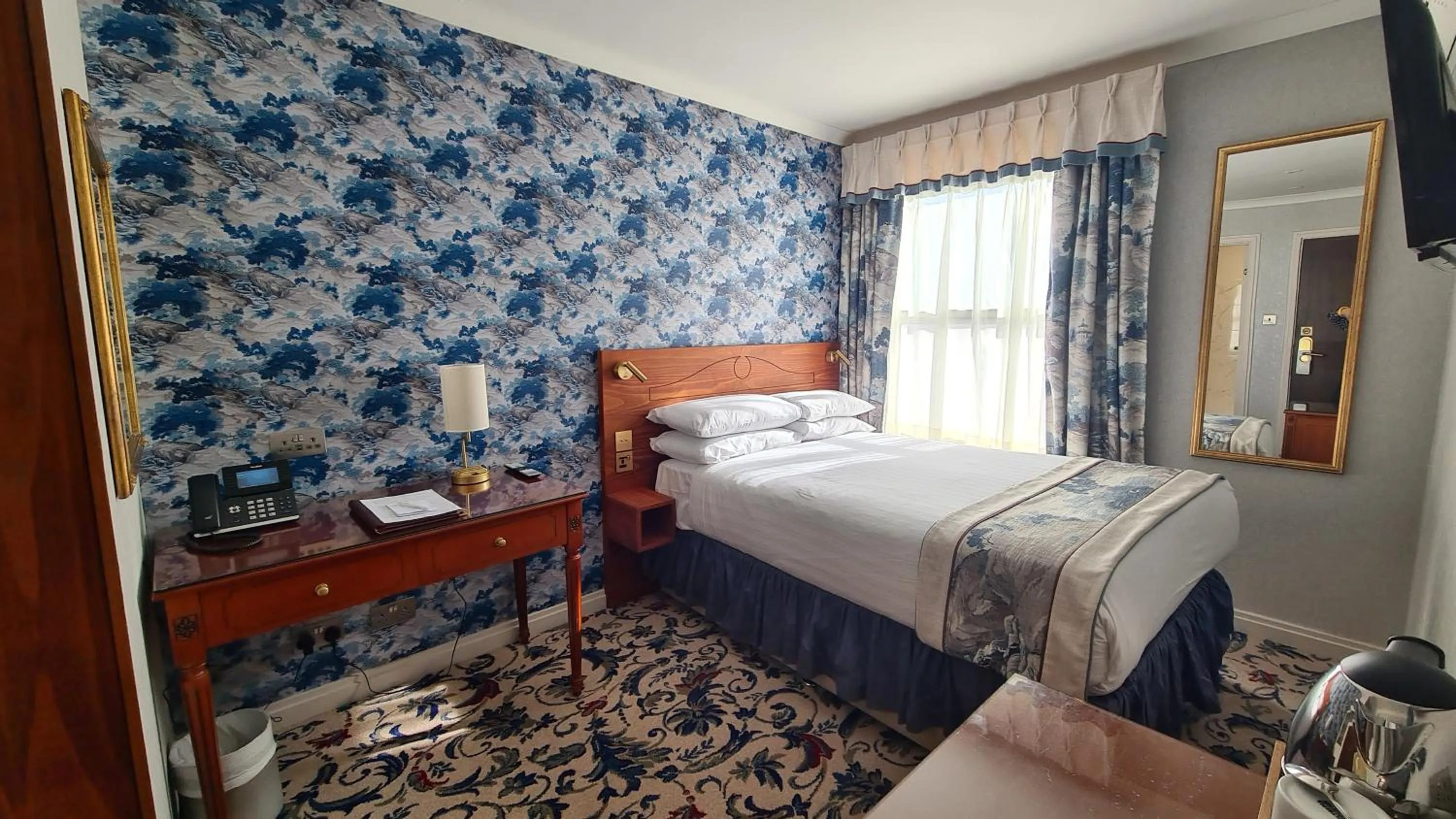 Bedroom, Bed in London Lodge Hotel