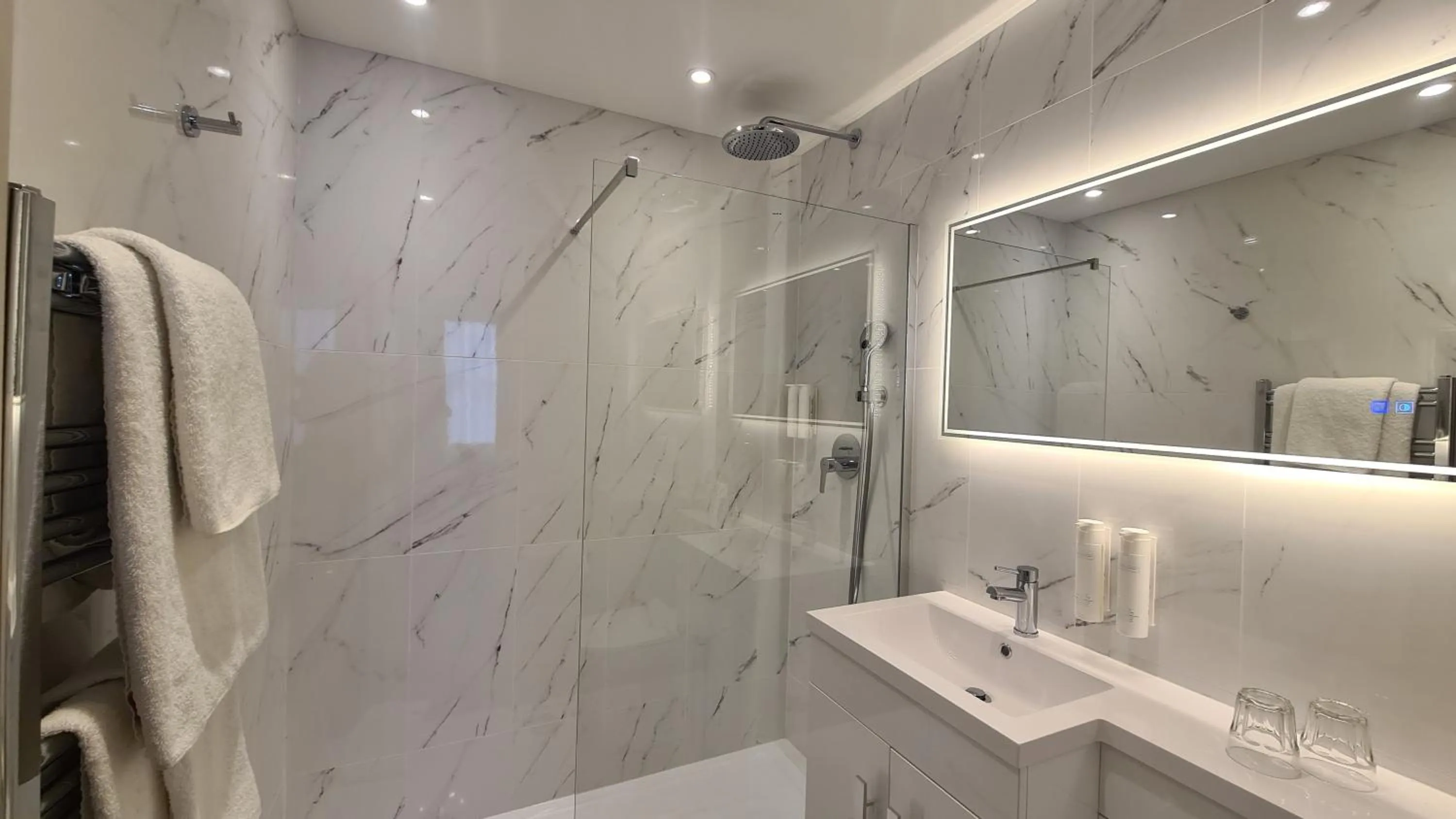 Bathroom in London Lodge Hotel