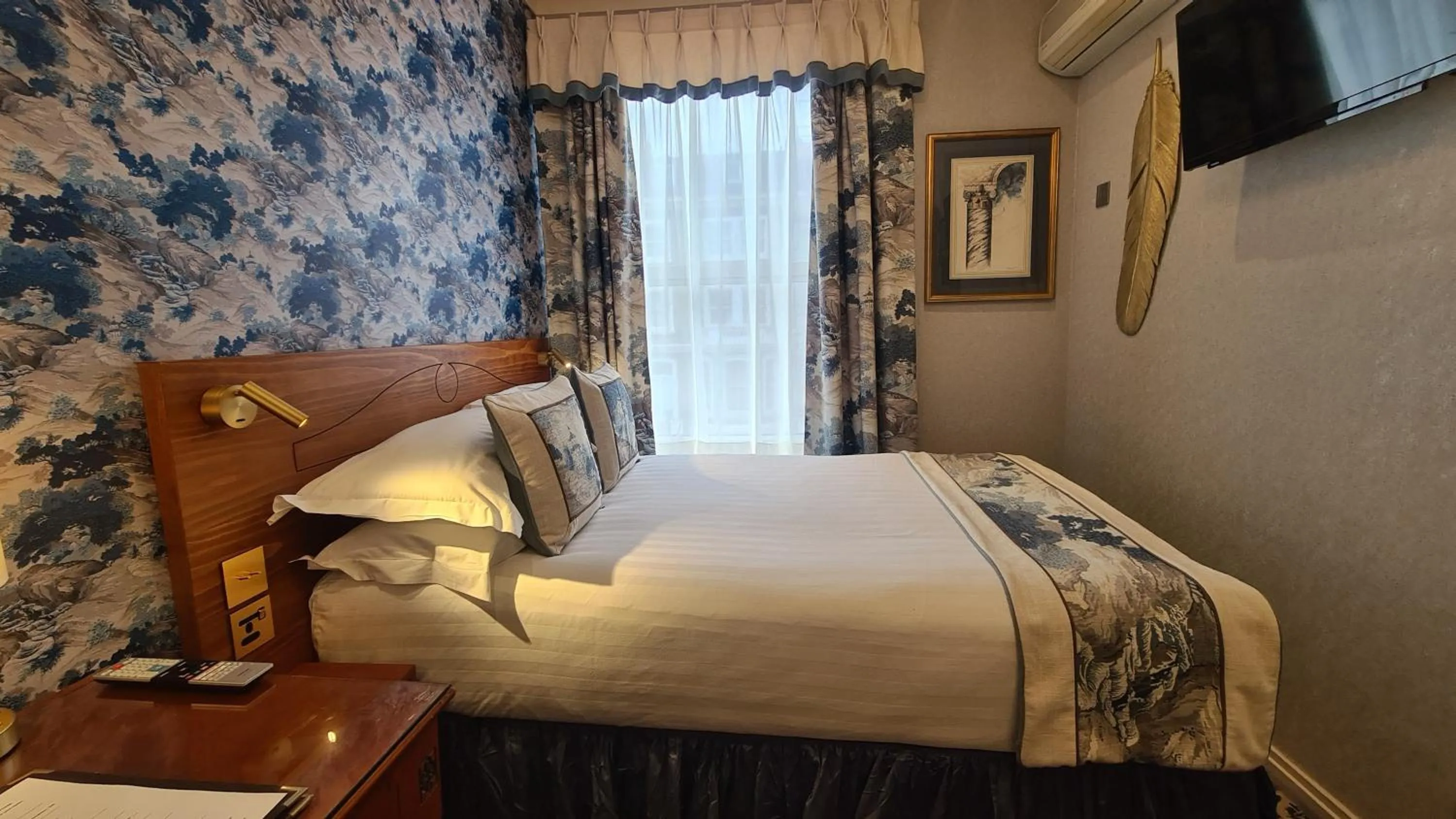 Bed in London Lodge Hotel