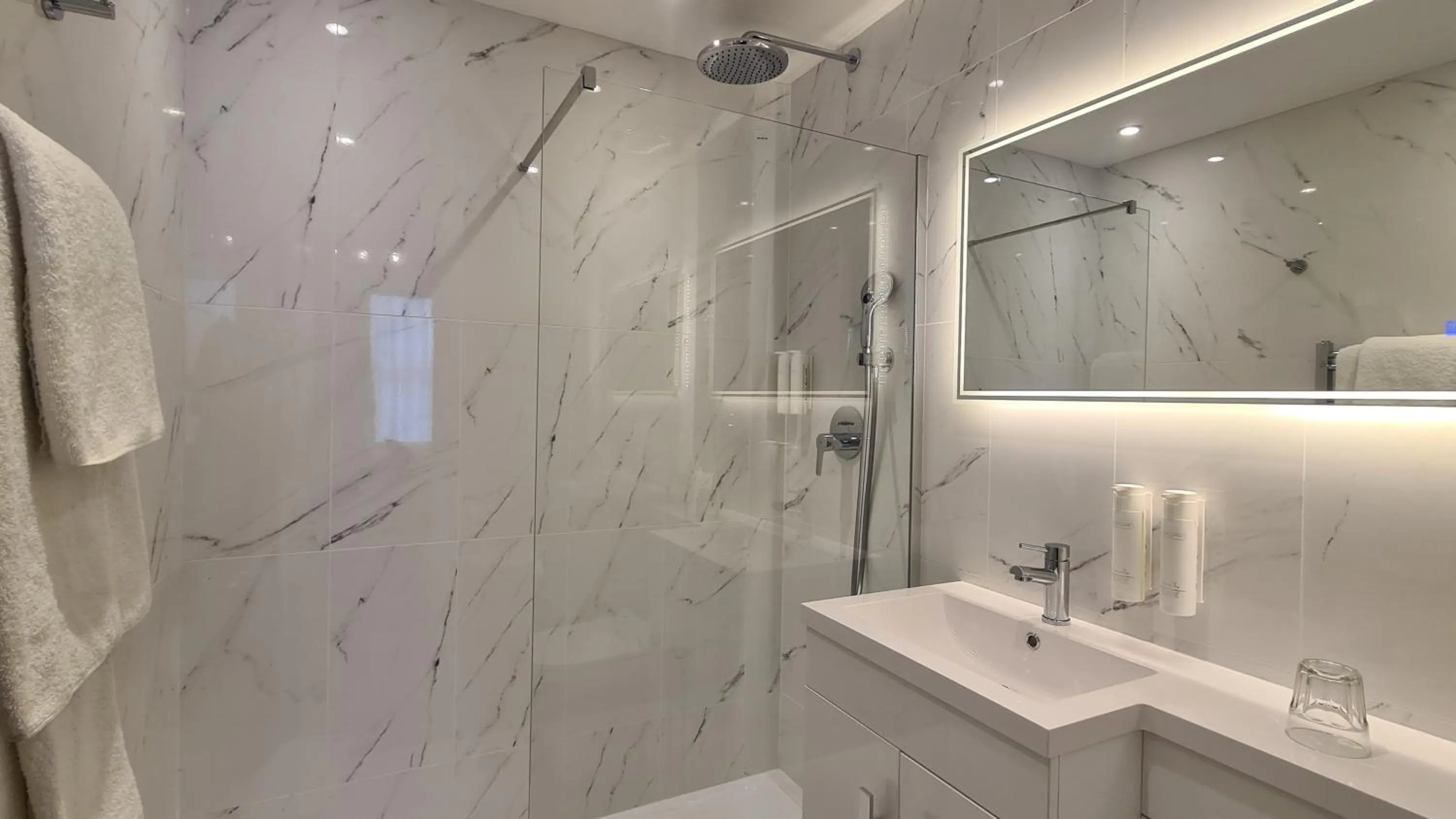 Bathroom in London Lodge Hotel