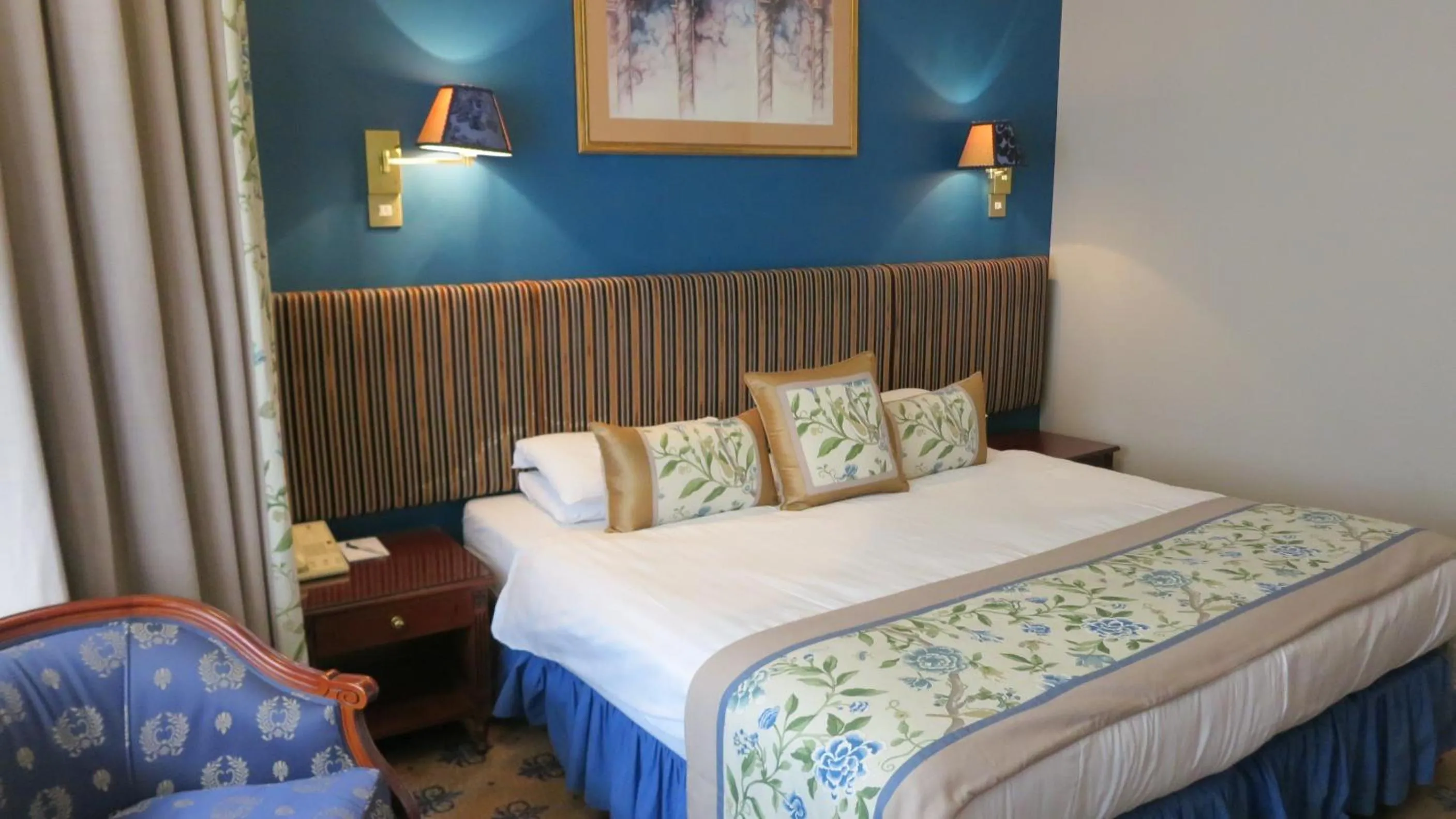 Photo of the whole room, Bed in London Lodge Hotel