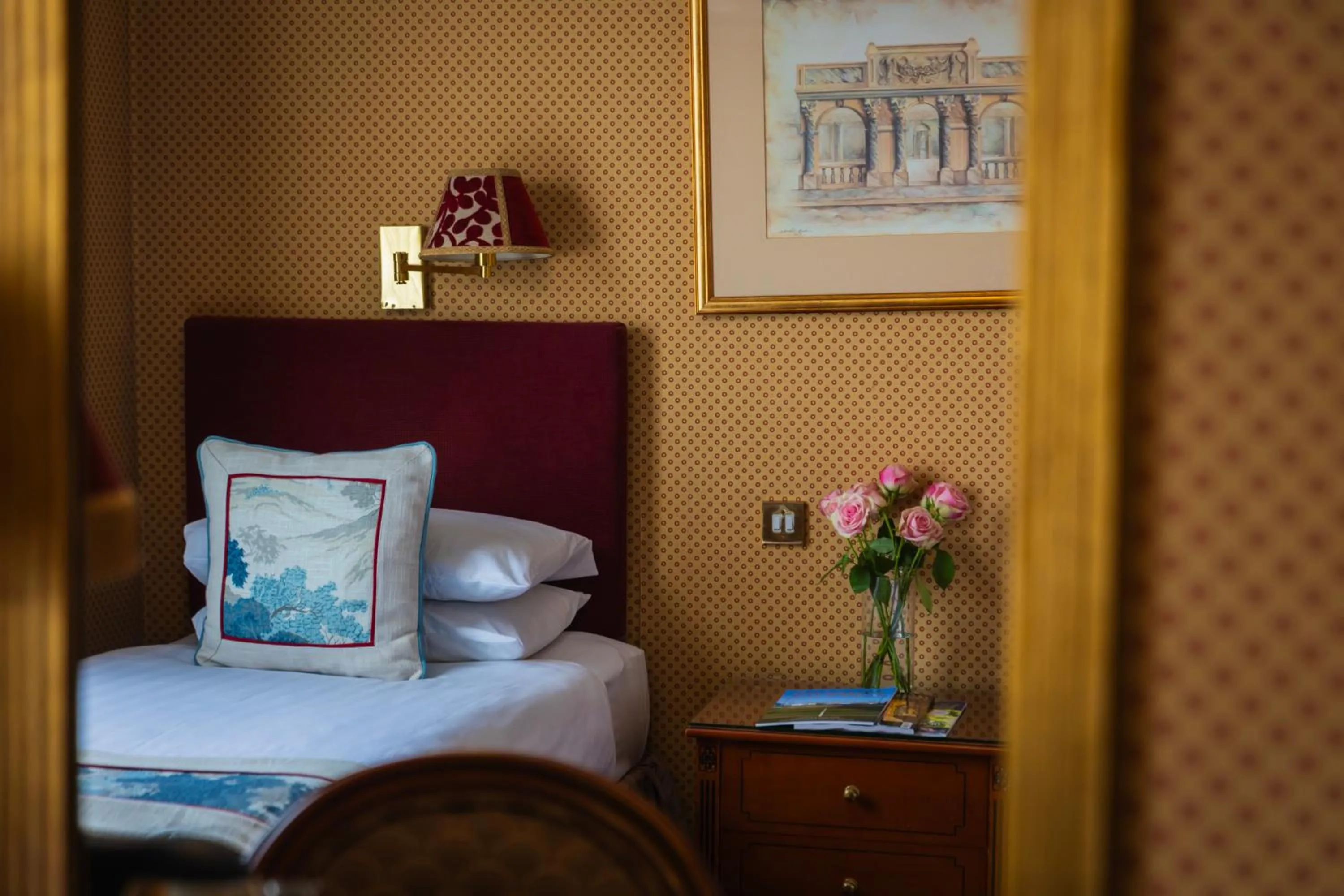 Bed in London Lodge Hotel