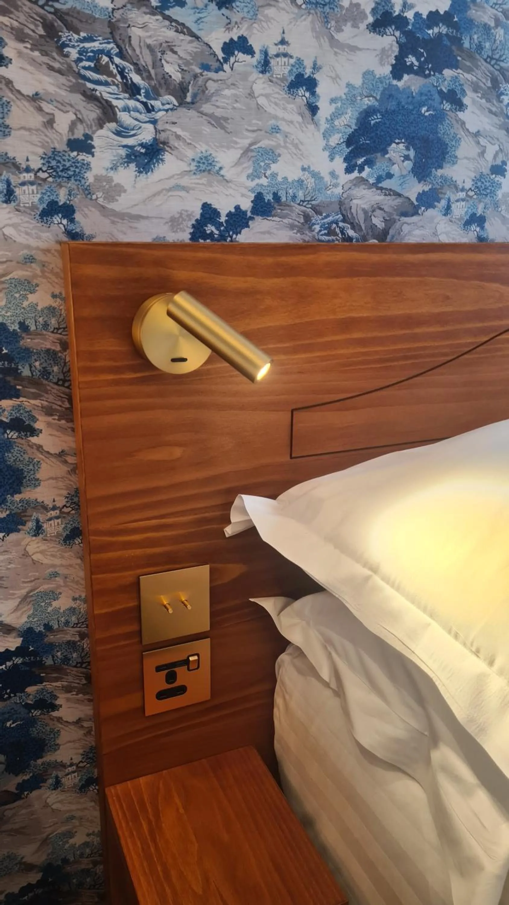 Bedroom in London Lodge Hotel