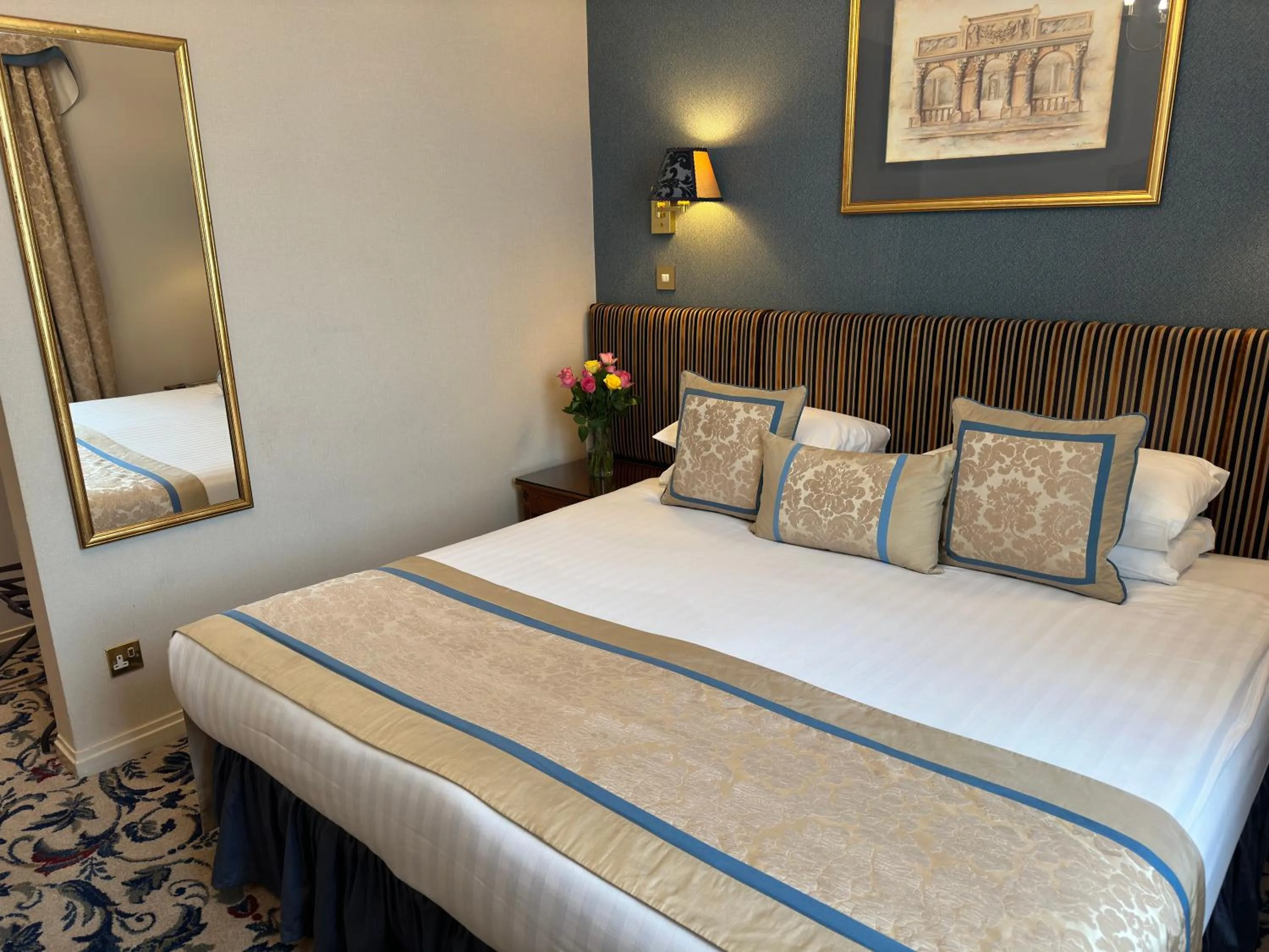 Bedroom, Bed in London Lodge Hotel