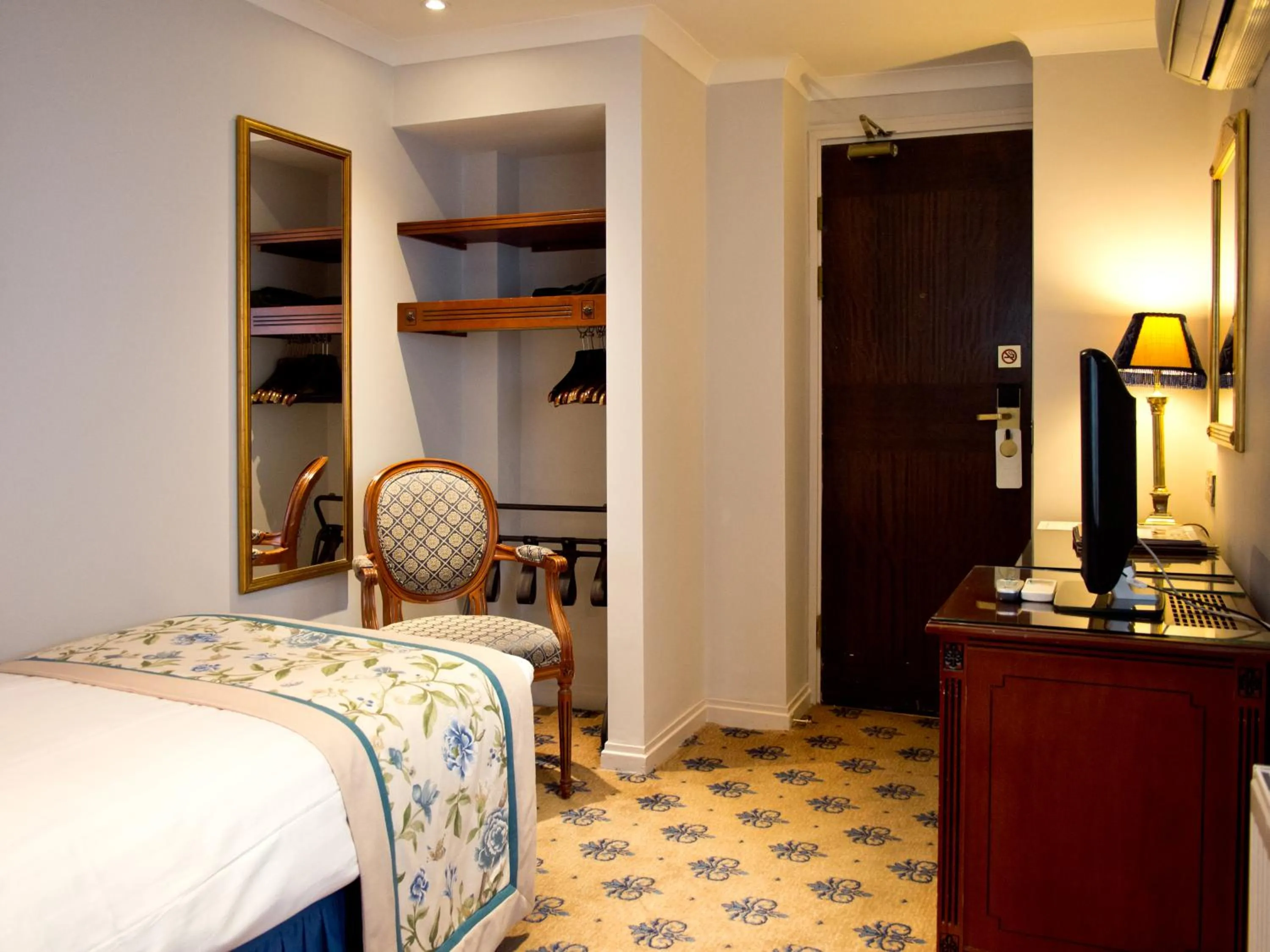 Photo of the whole room, Bed in London Lodge Hotel