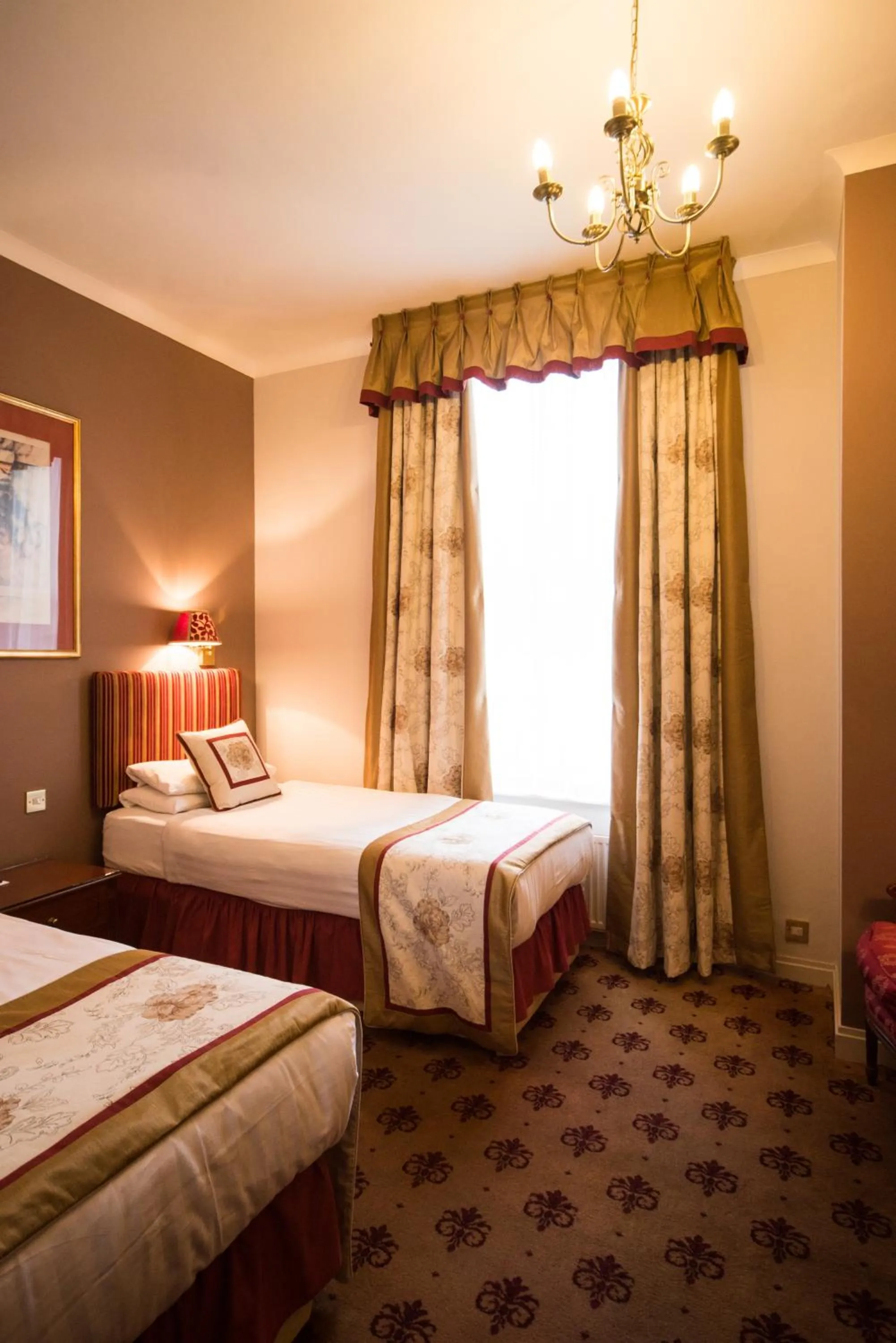 Photo of the whole room, Bed in London Lodge Hotel