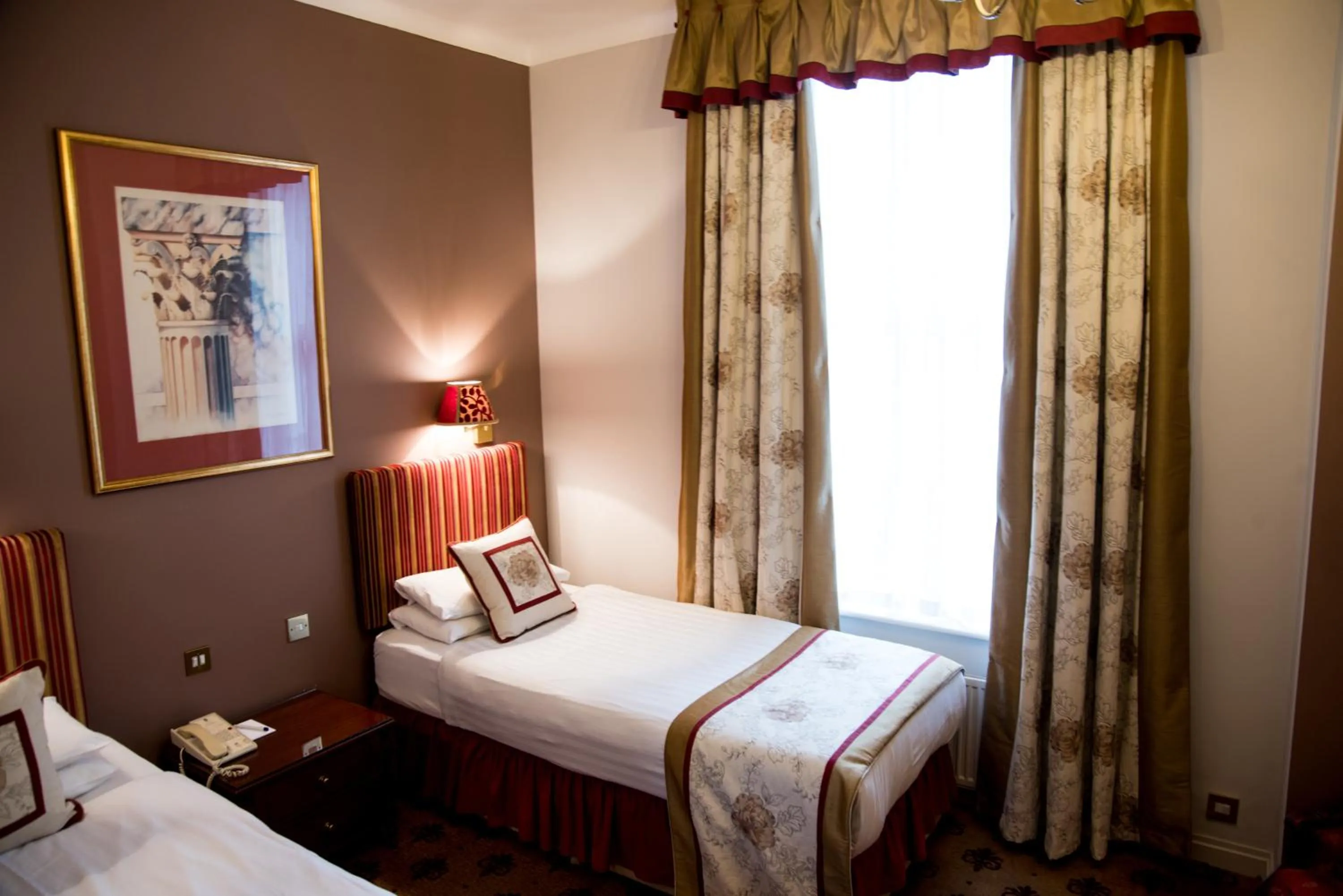 Photo of the whole room, Bed in London Lodge Hotel