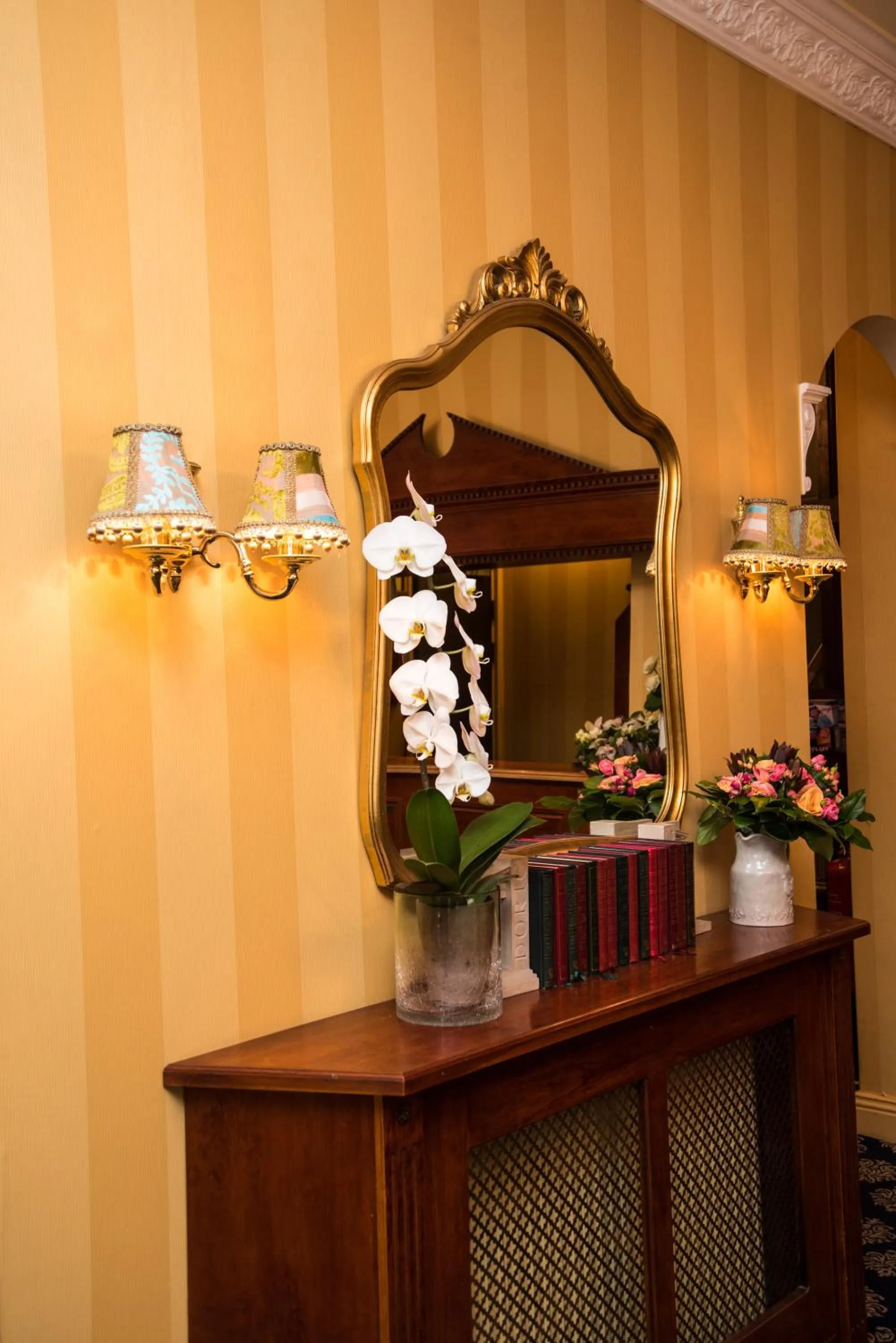 Library in London Lodge Hotel