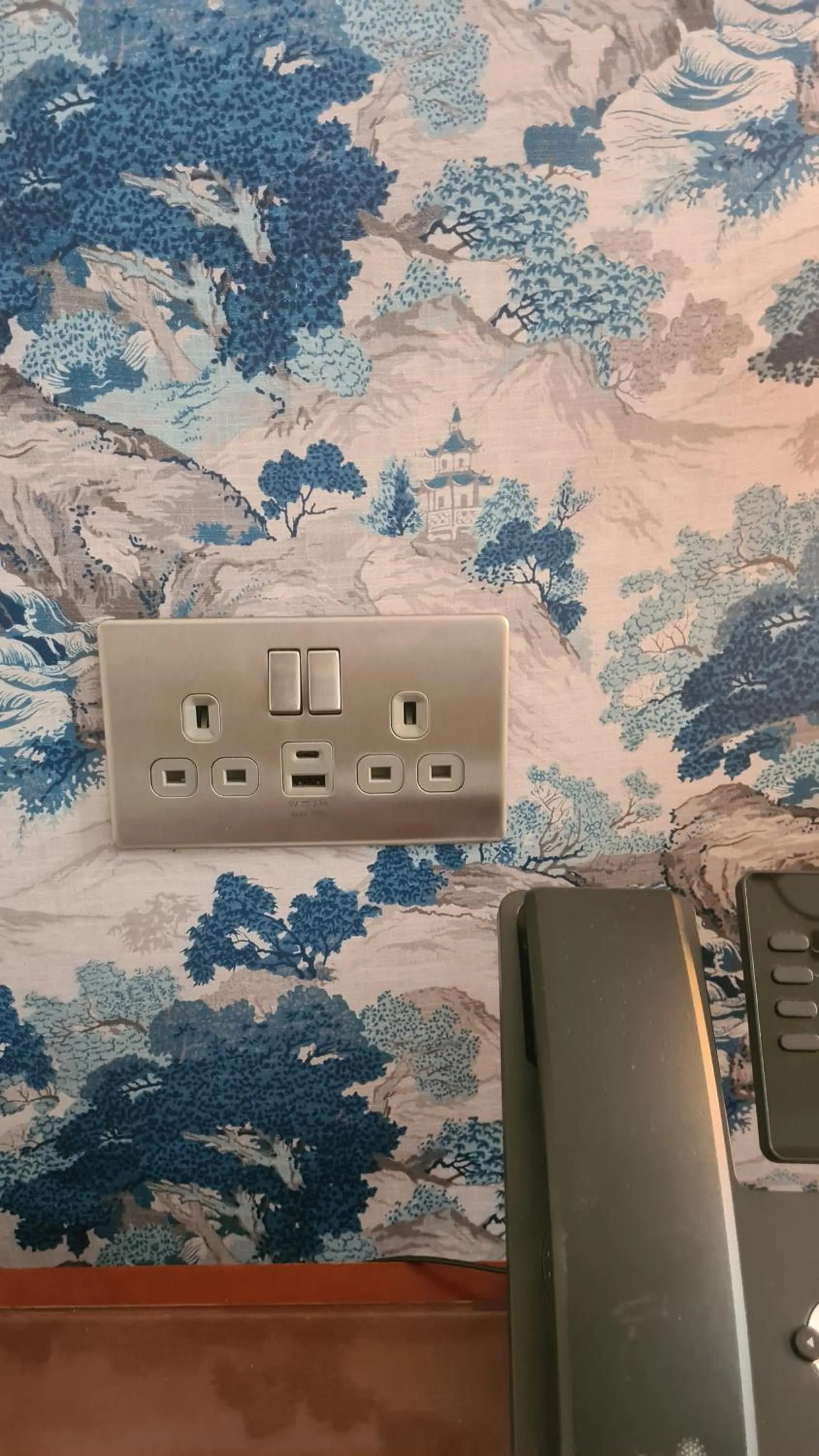 Bedroom in London Lodge Hotel