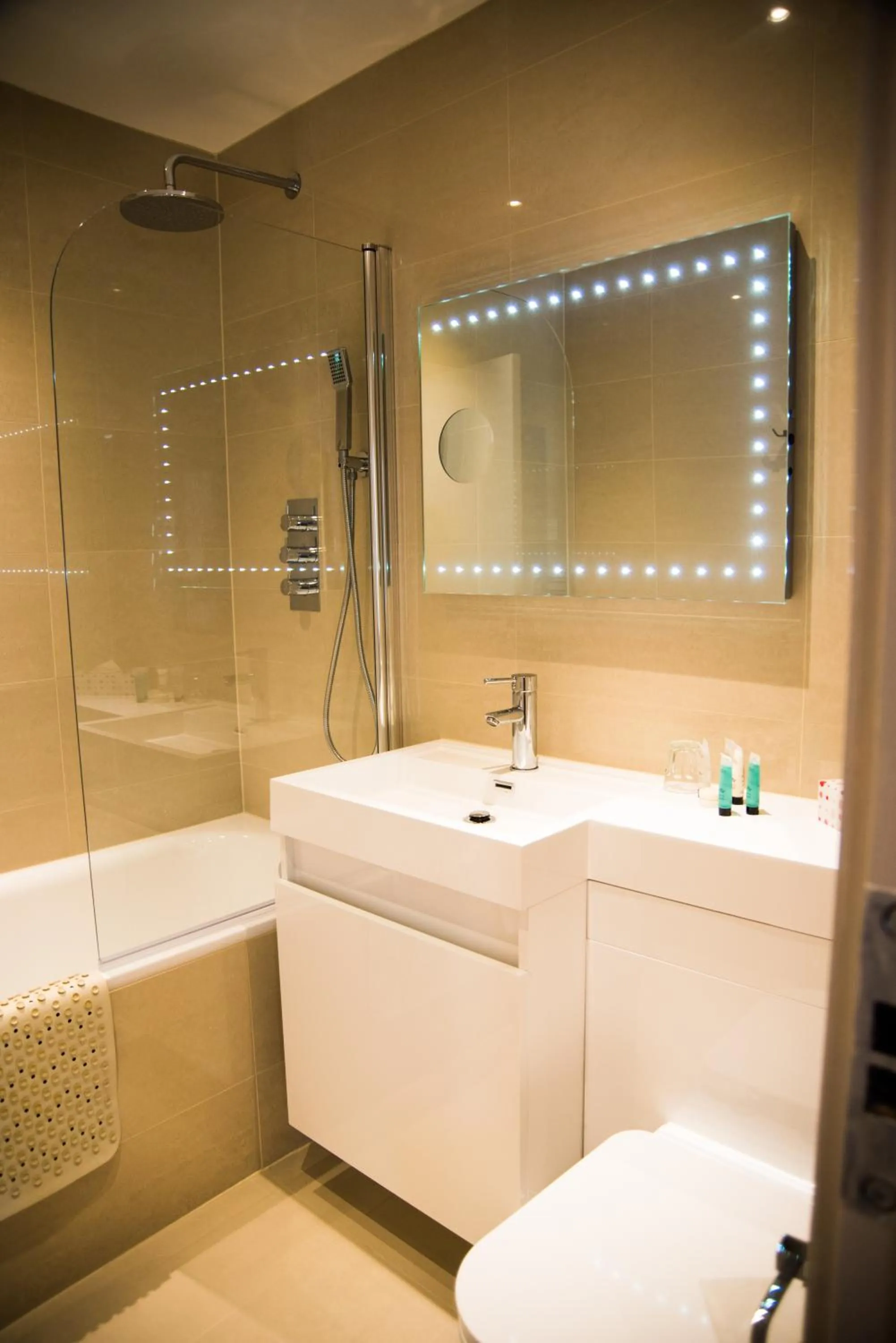 Shower in London Lodge Hotel