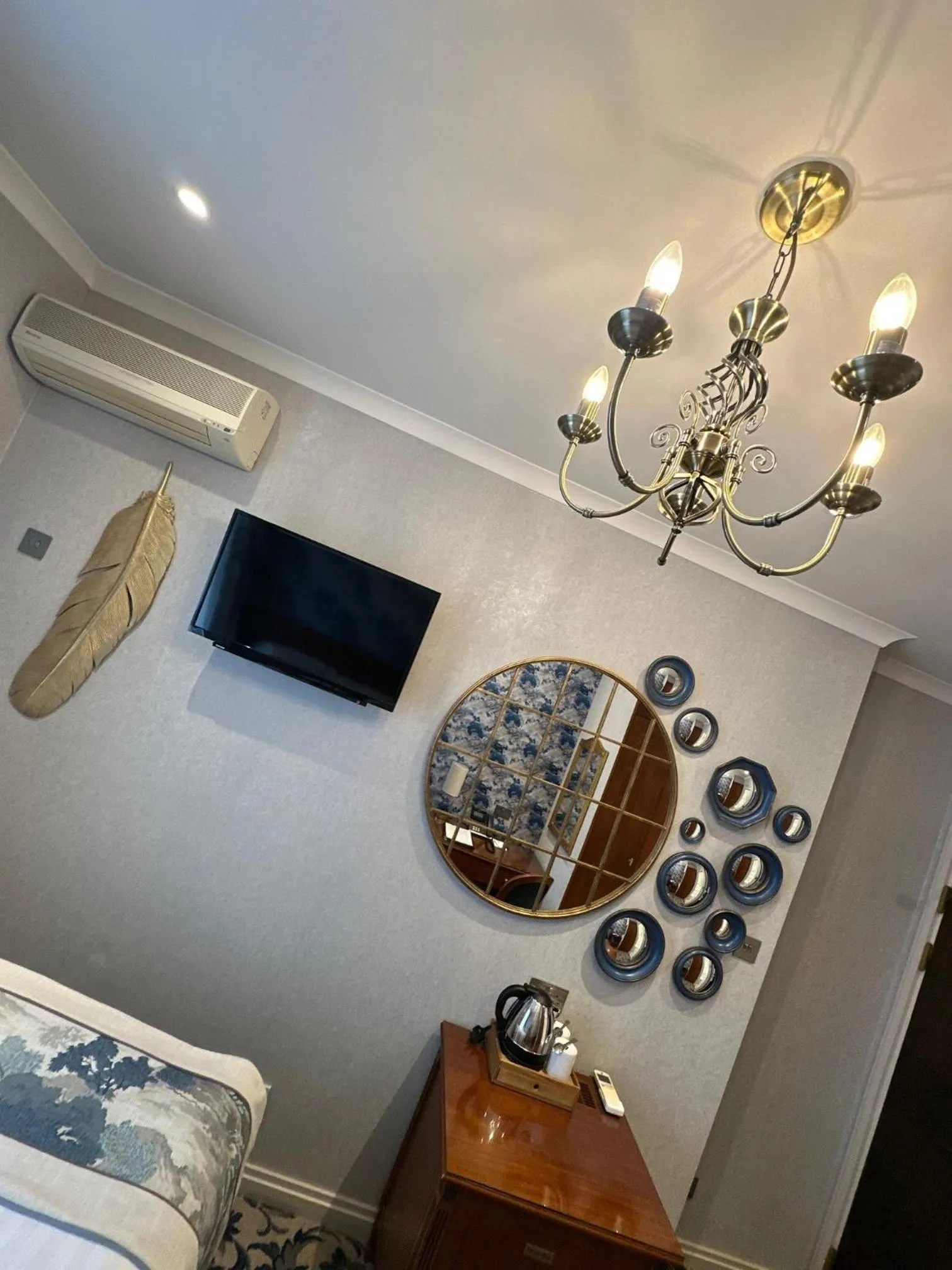 Bedroom in London Lodge Hotel