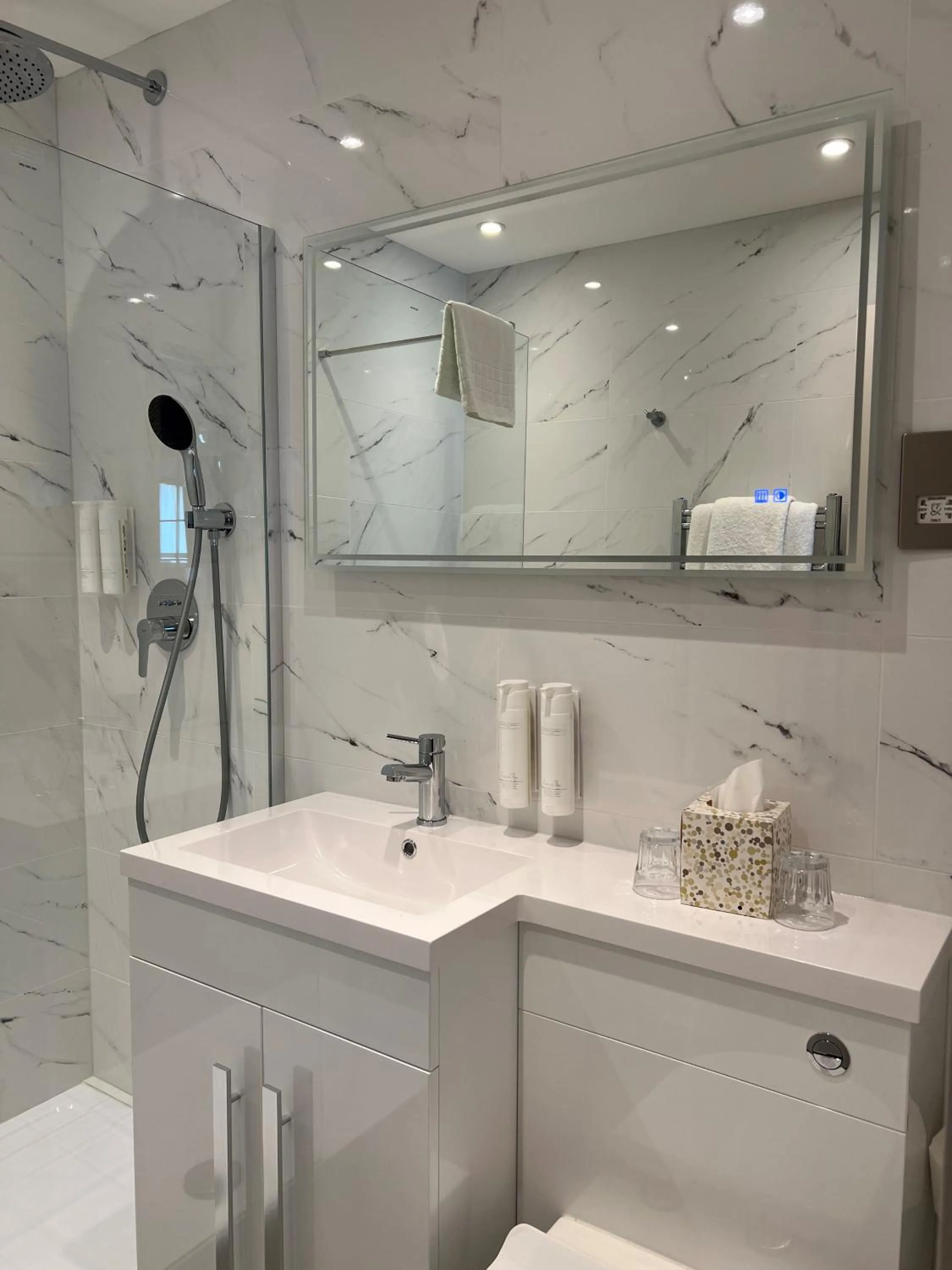 Bathroom in London Lodge Hotel