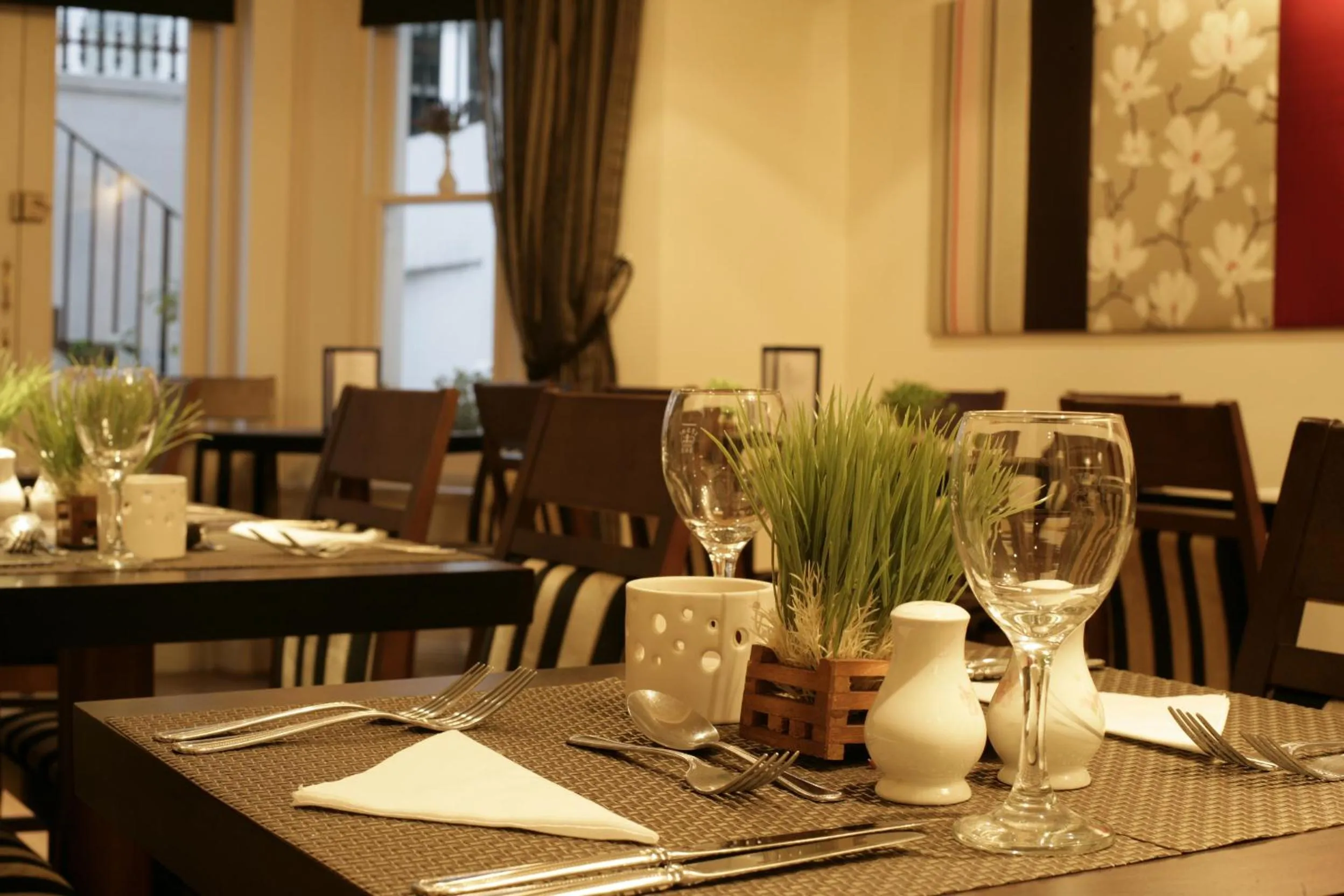 Restaurant/places to eat in London Lodge Hotel