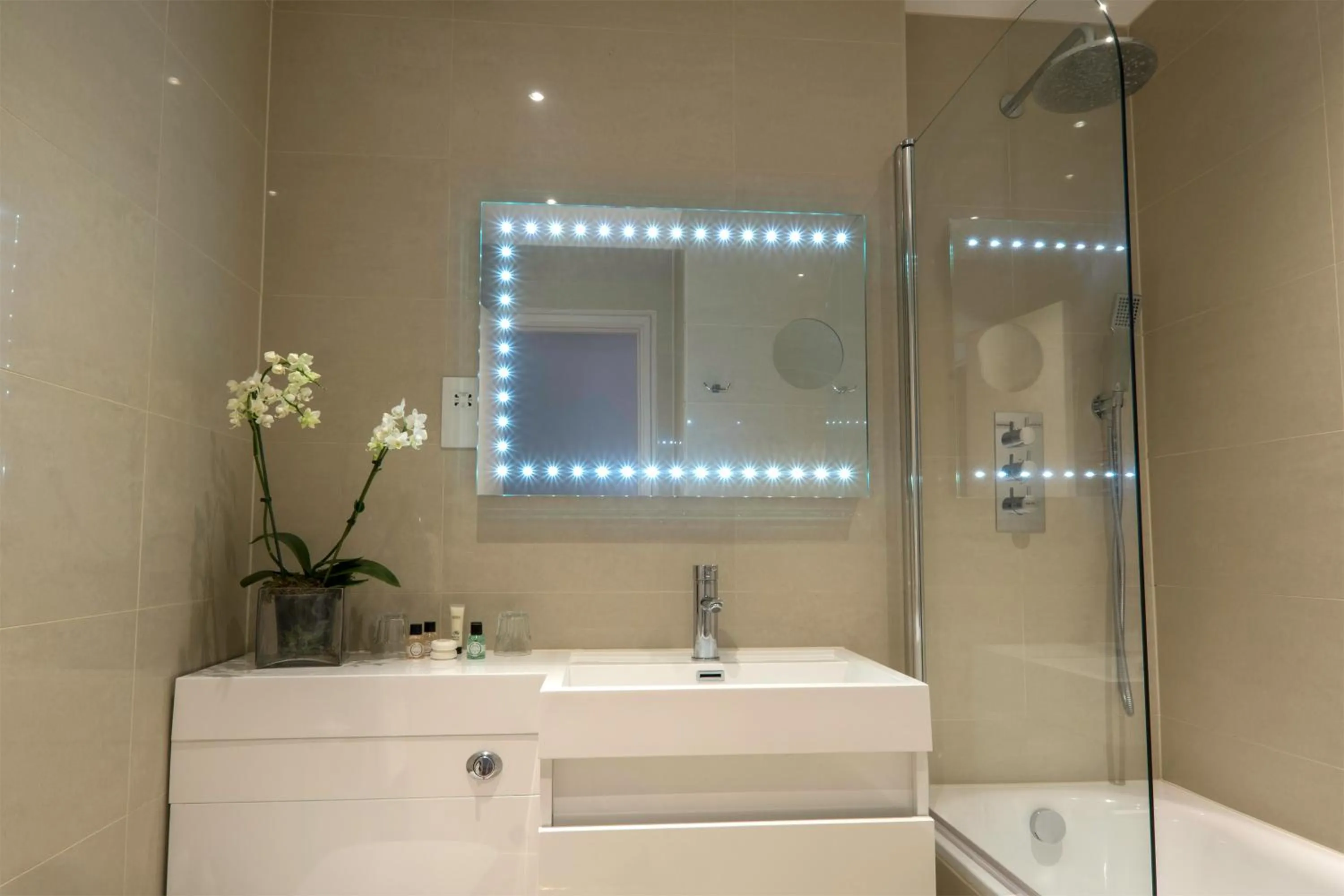 Bathroom in London Lodge Hotel