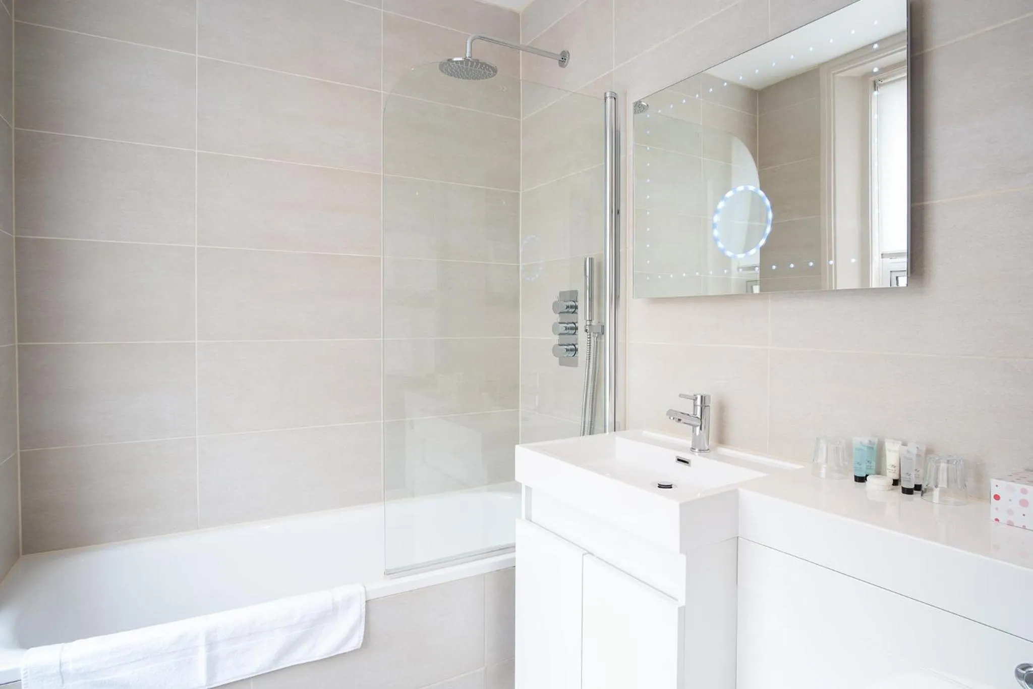 Bathroom in London Lodge Hotel