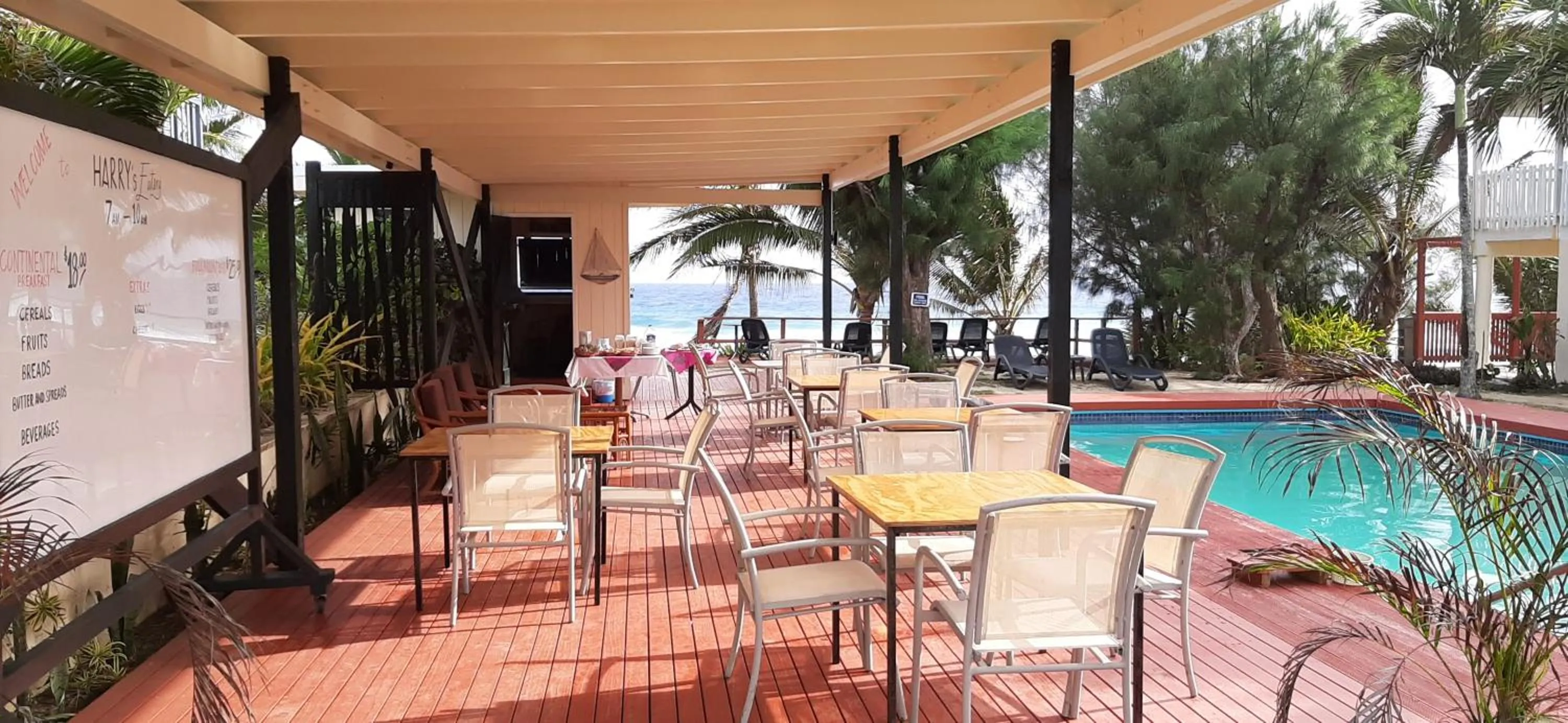 Swimming pool in Kiikii Inn & Suites