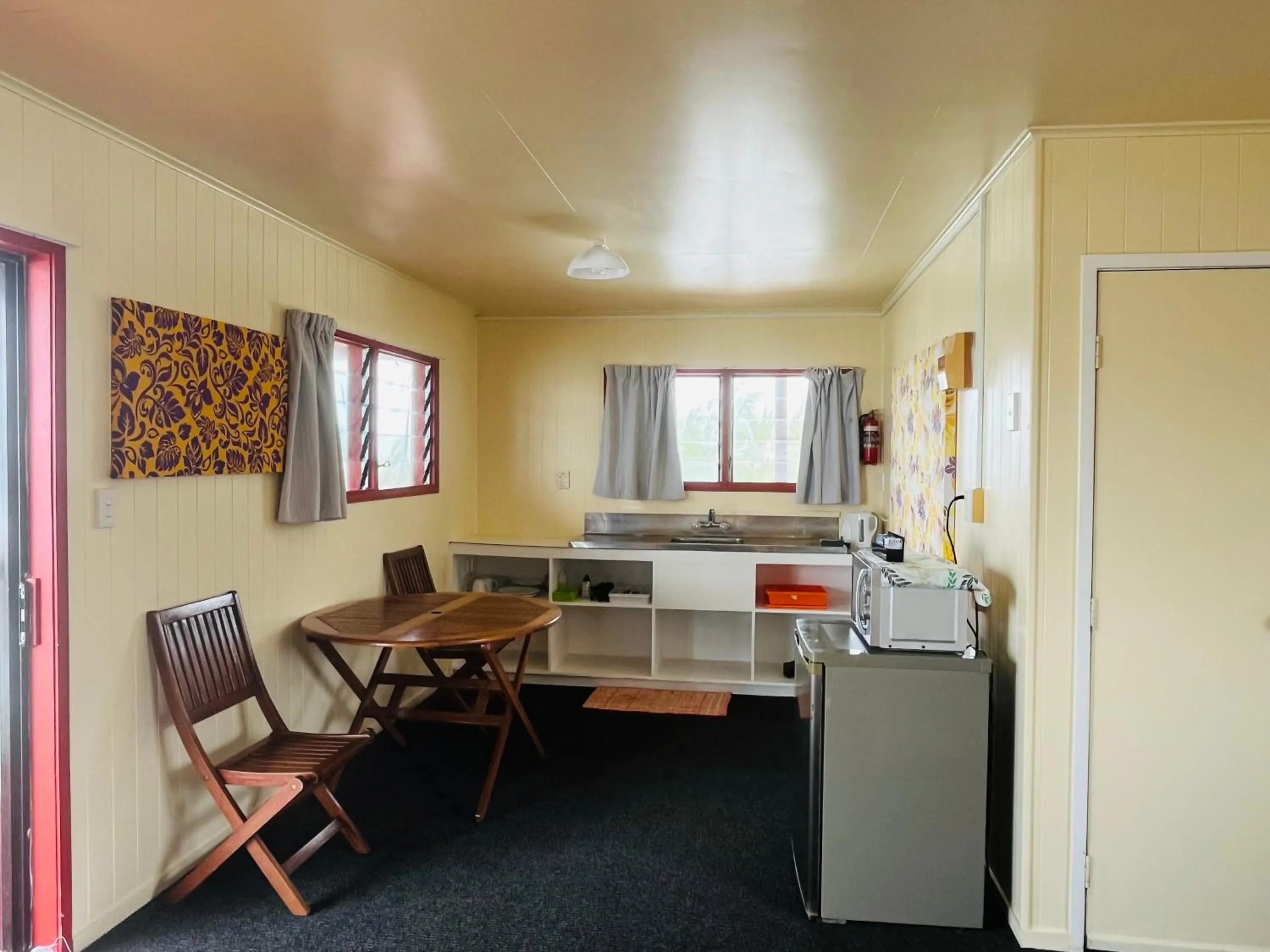 Kitchen or kitchenette in Kiikii Inn & Suites