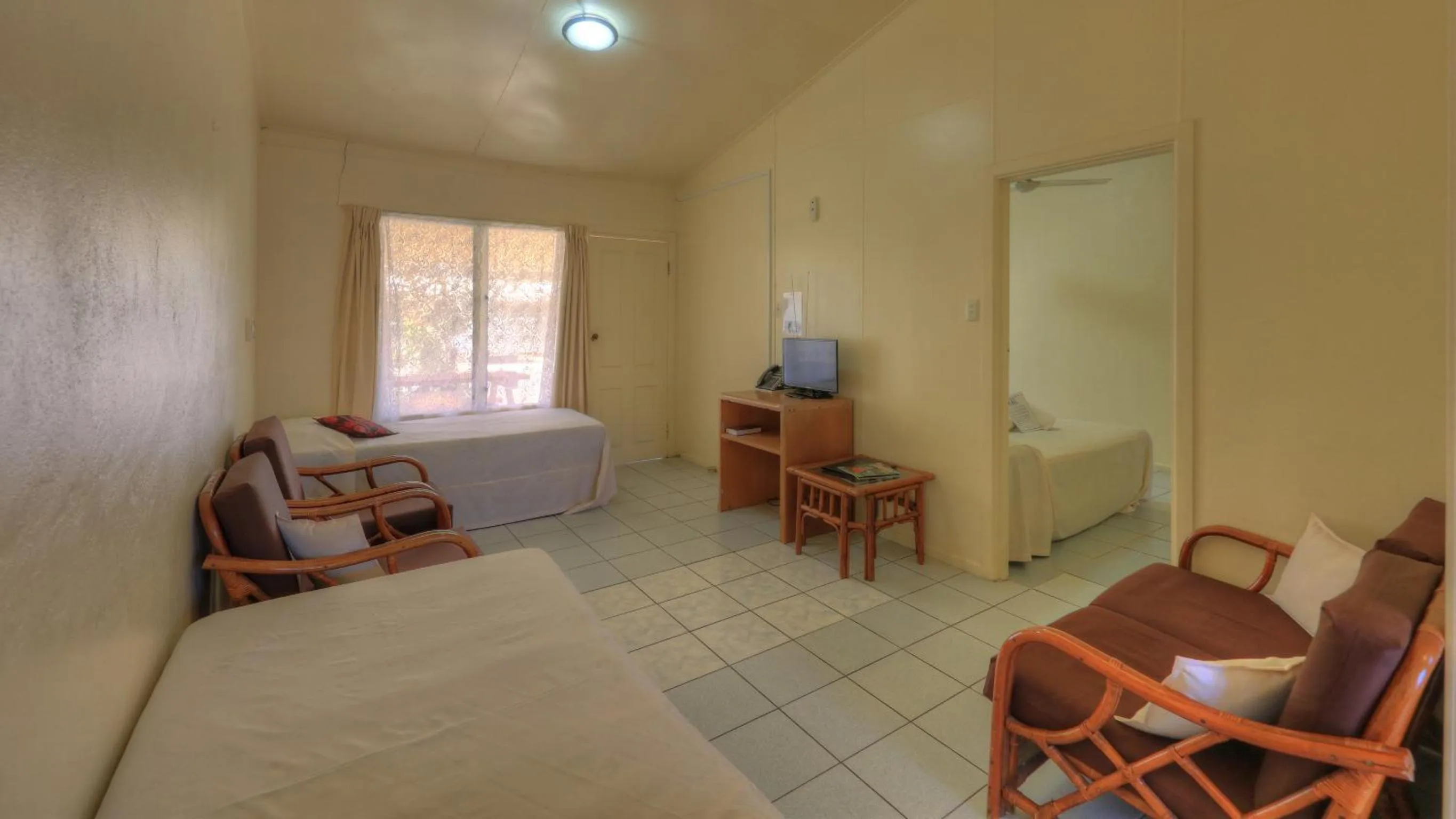 Living room, Bed in Kiikii Inn & Suites