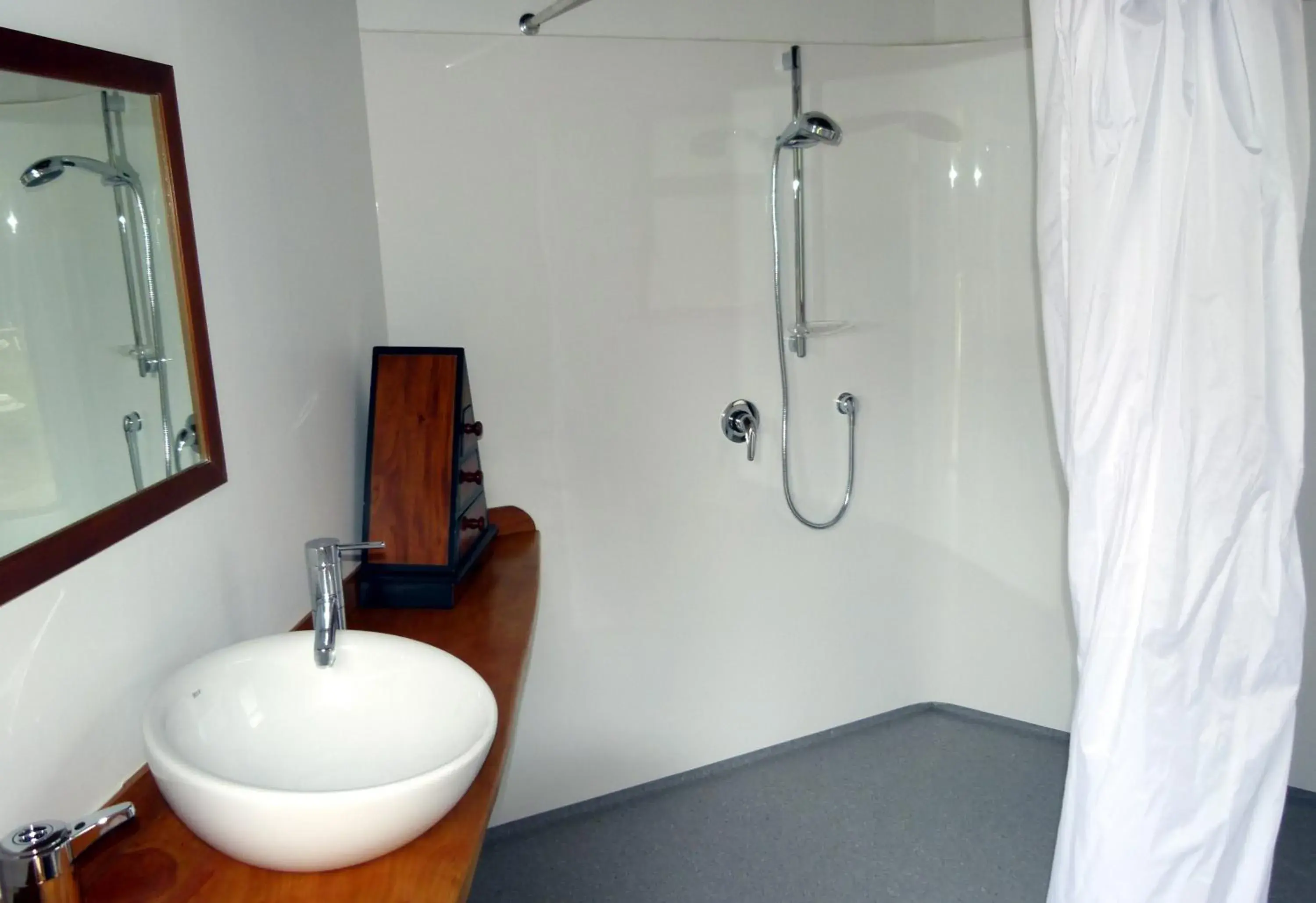 Wacky Stays - unique farm-stay glamping rentals, FREE animal feeding tours Wacky Stays - unique farm-stay glamping rentals, FREE animal feeding tours