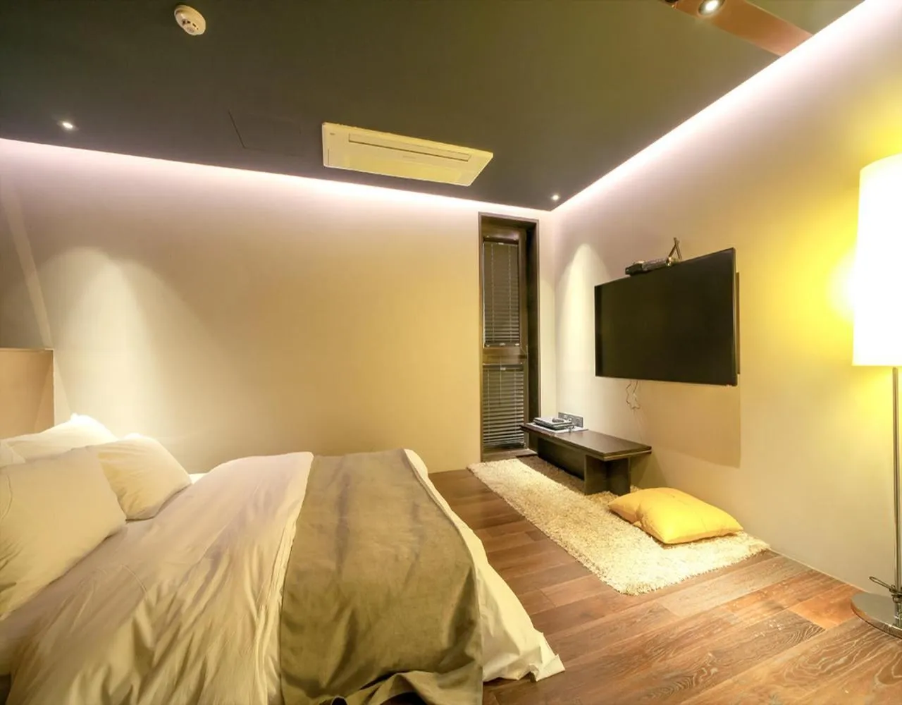 Bed in JS Boutique Hotel