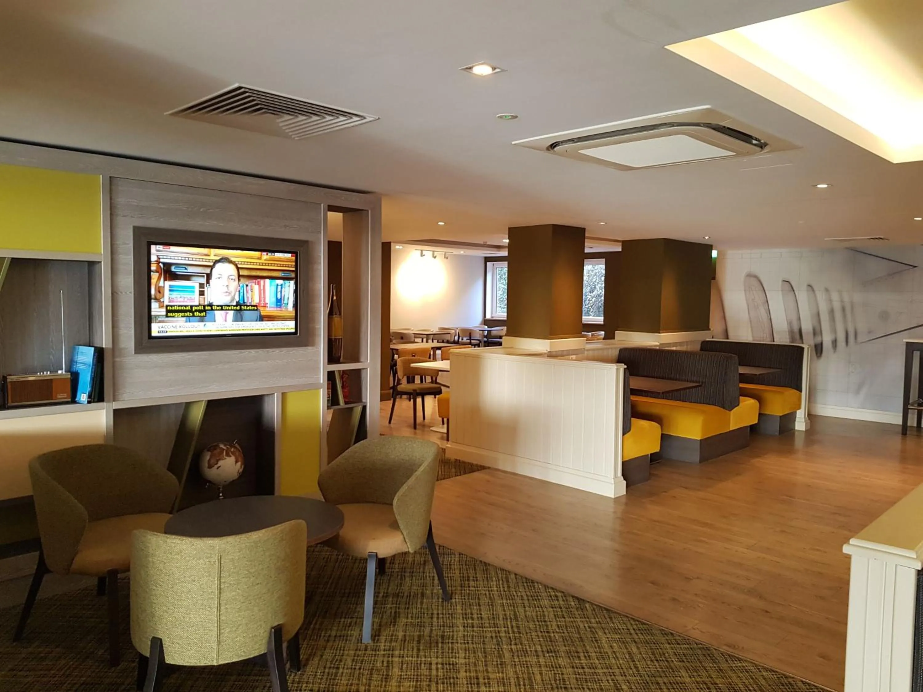 Seating area, Lounge/Bar in Holiday Inn Luton South - M1 Junction 9