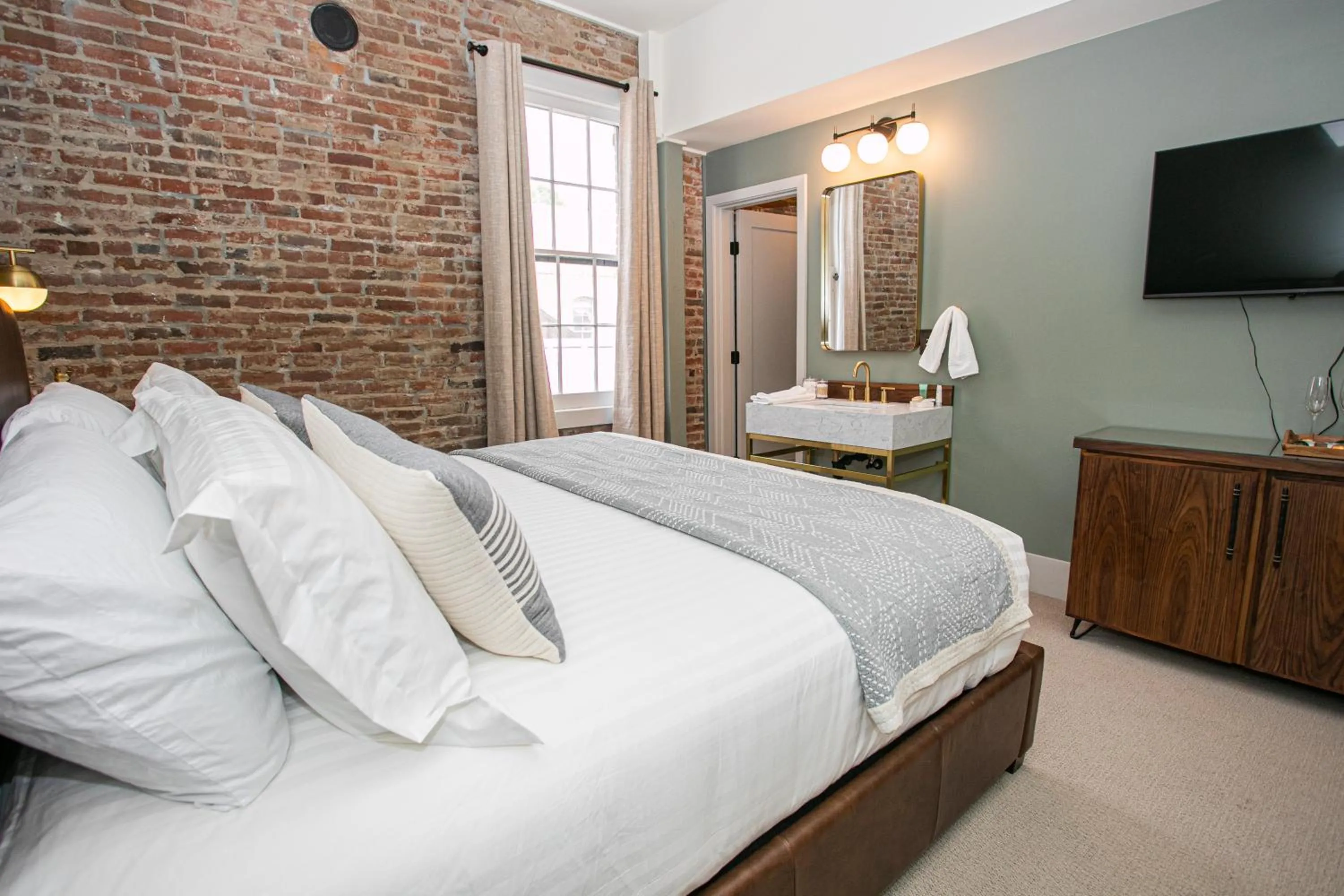 Bed in Historic Jacksonville Inn