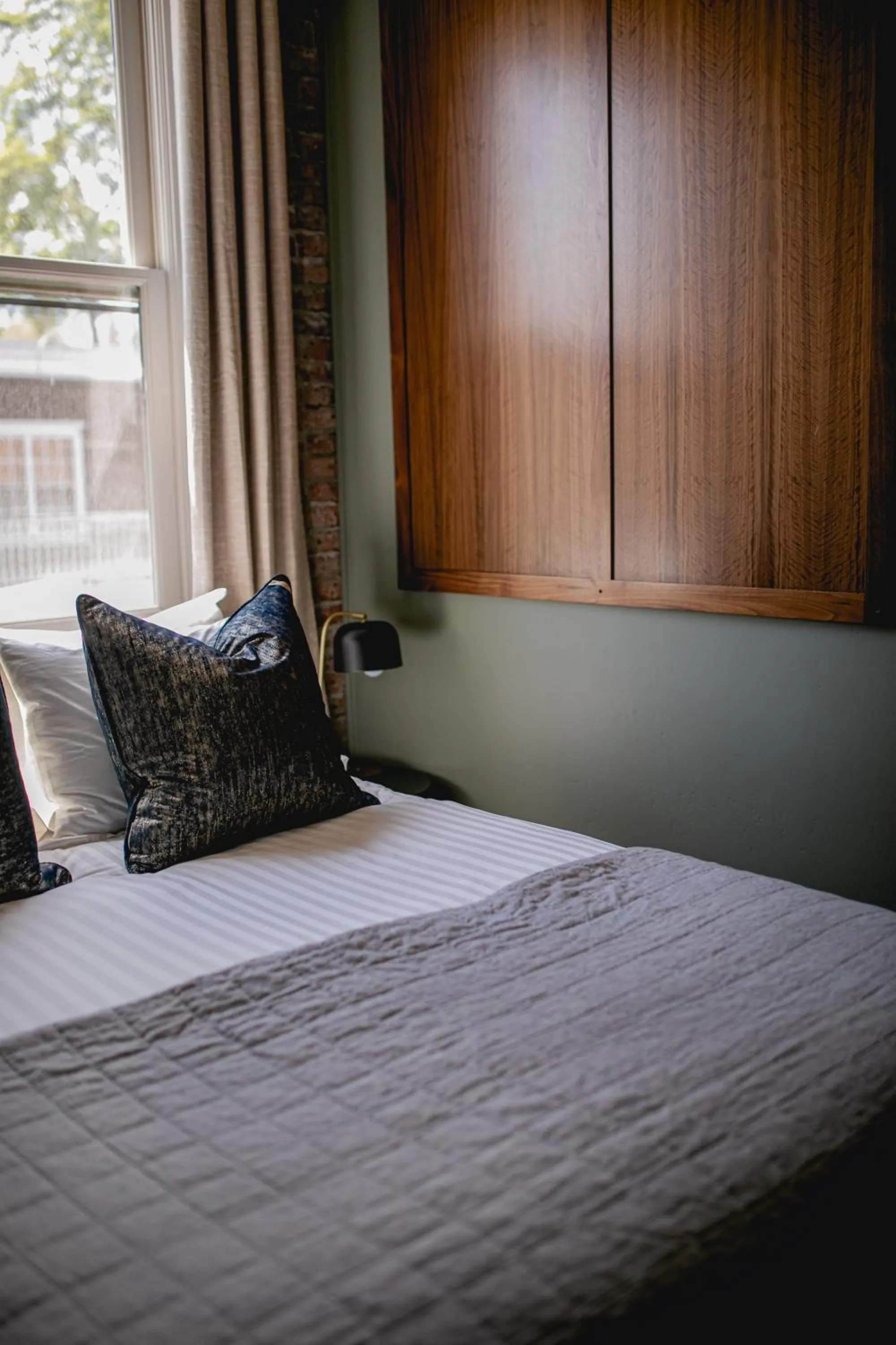 Bed in Historic Jacksonville Inn