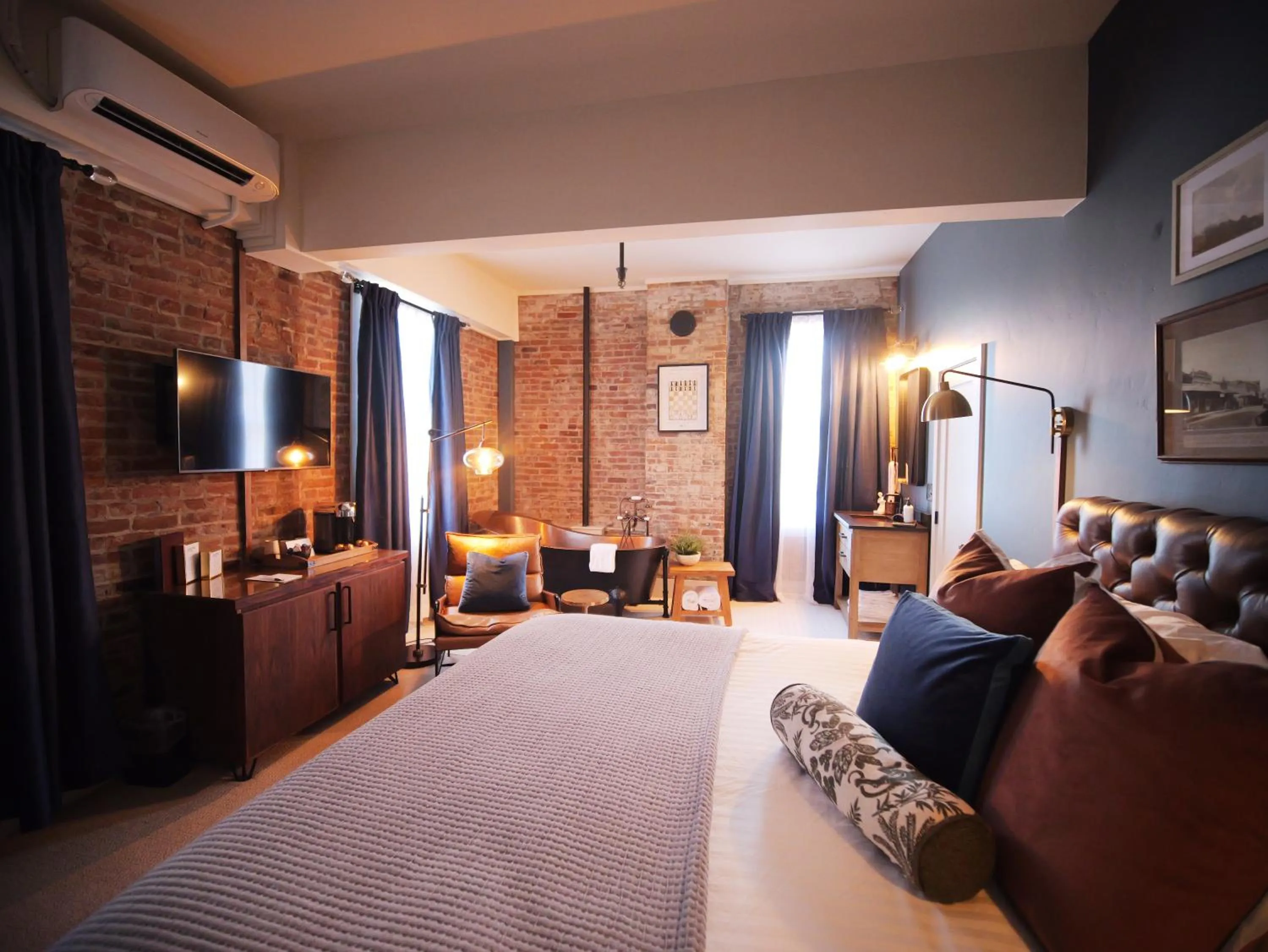 Bed in Historic Jacksonville Inn