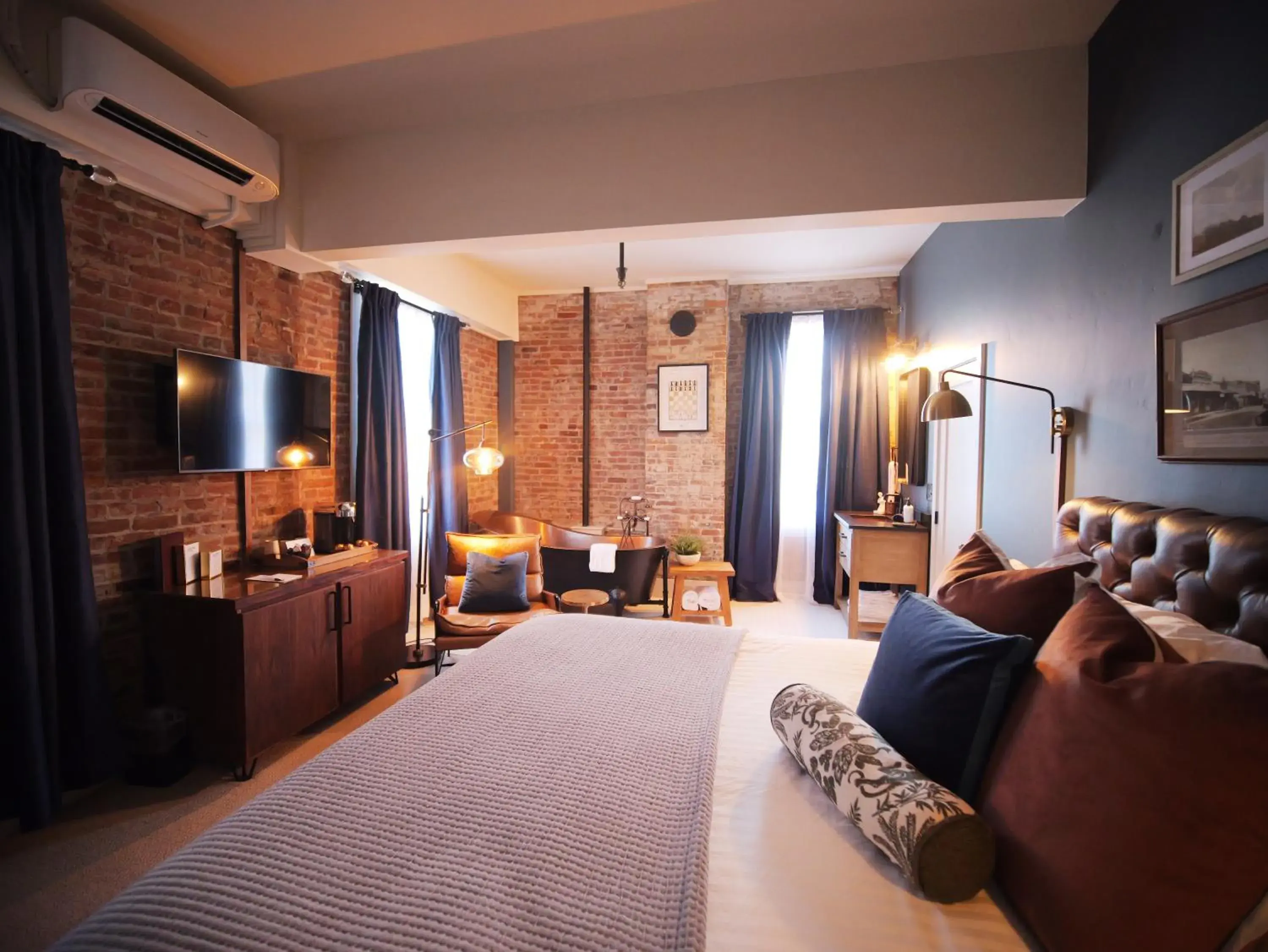 Deluxe King Studio in Historic Jacksonville Inn Deluxe King Studio in Historic Jacksonville Inn