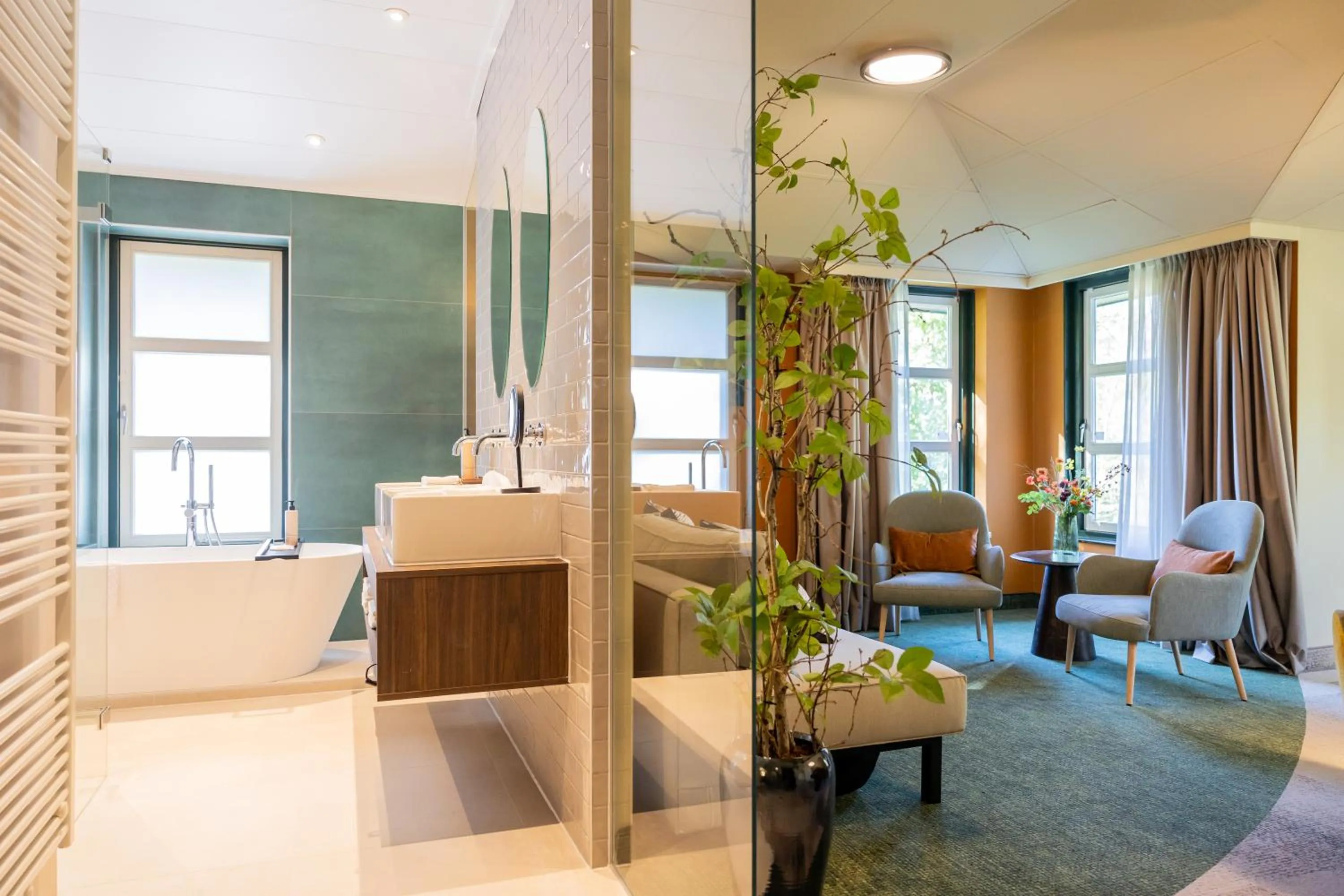 Bathroom, Bed in Parkhotel Tjaarda