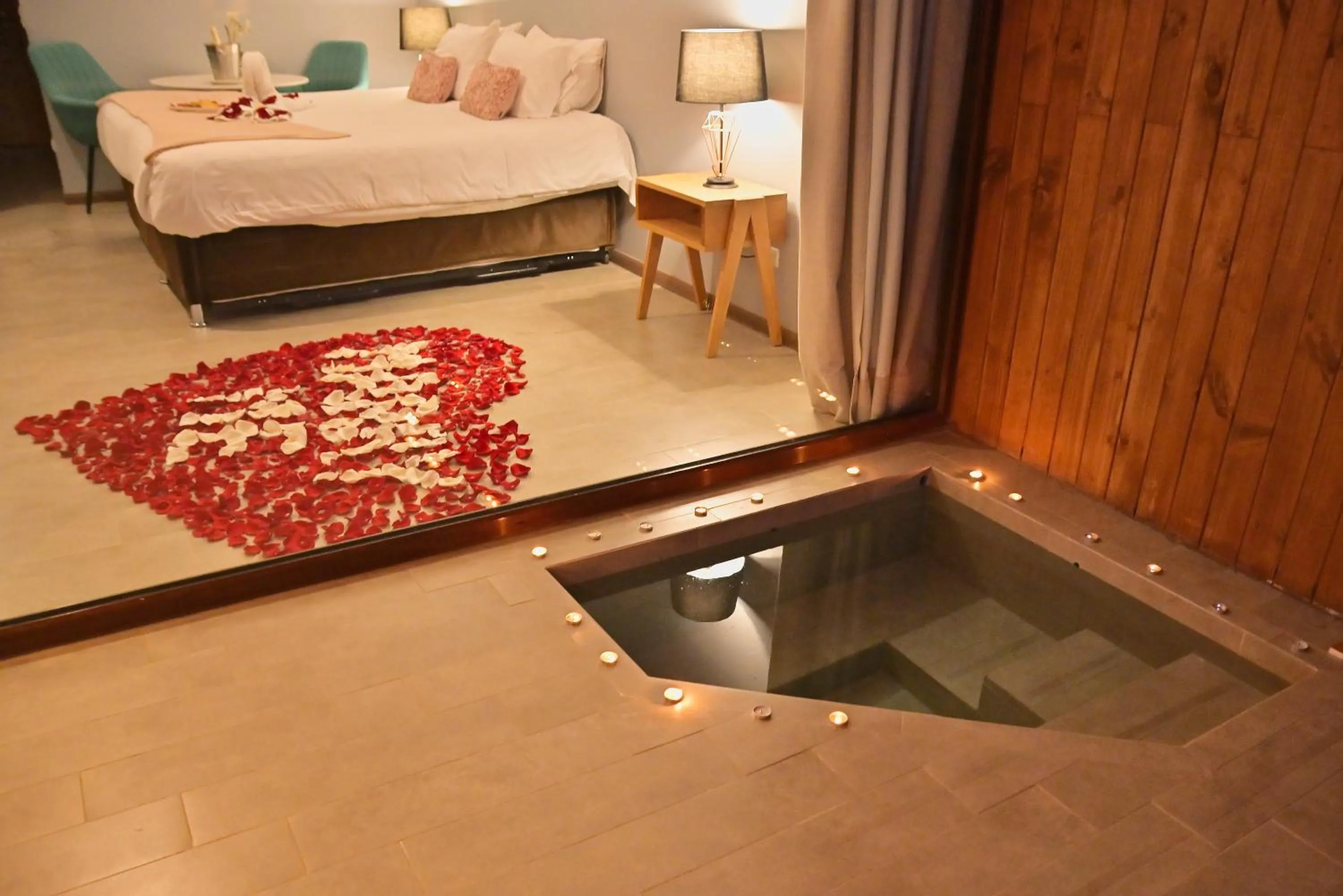 Hot Tub, Bed in Hotel Parronales