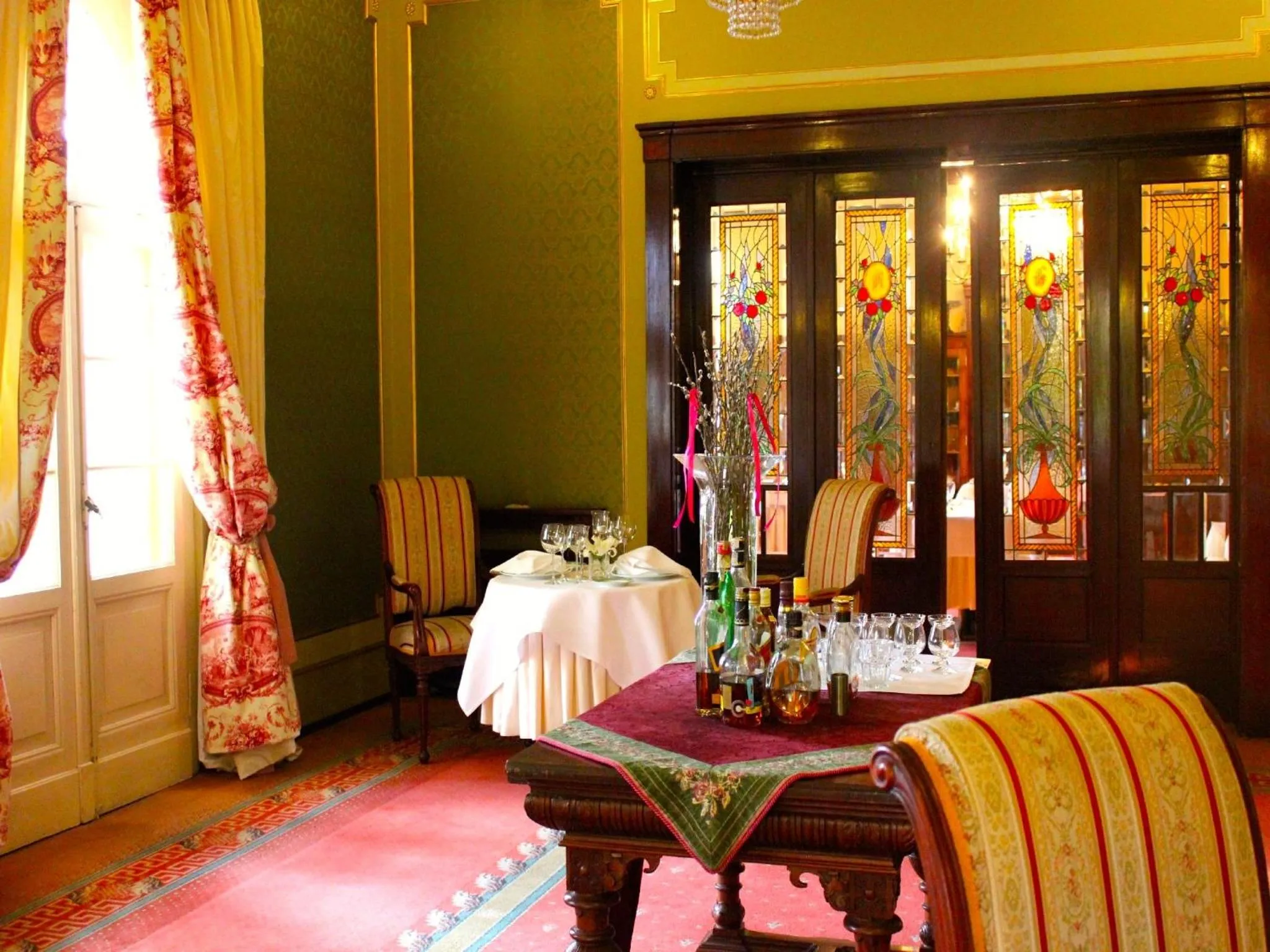 Communal lounge/ TV room in Rezydencja Willa Park & Restauracja