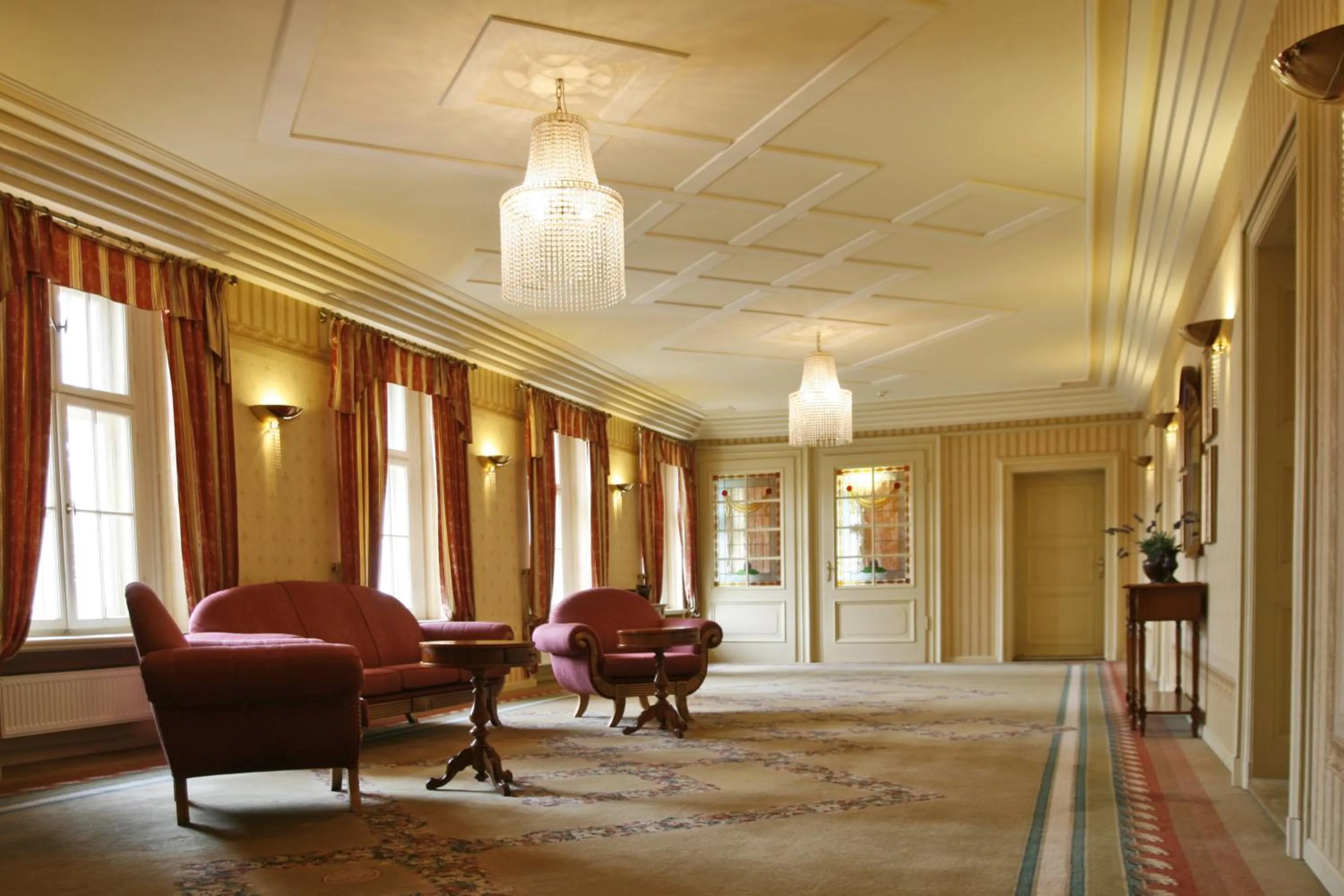 Communal lounge/ TV room in Rezydencja Willa Park & Restauracja