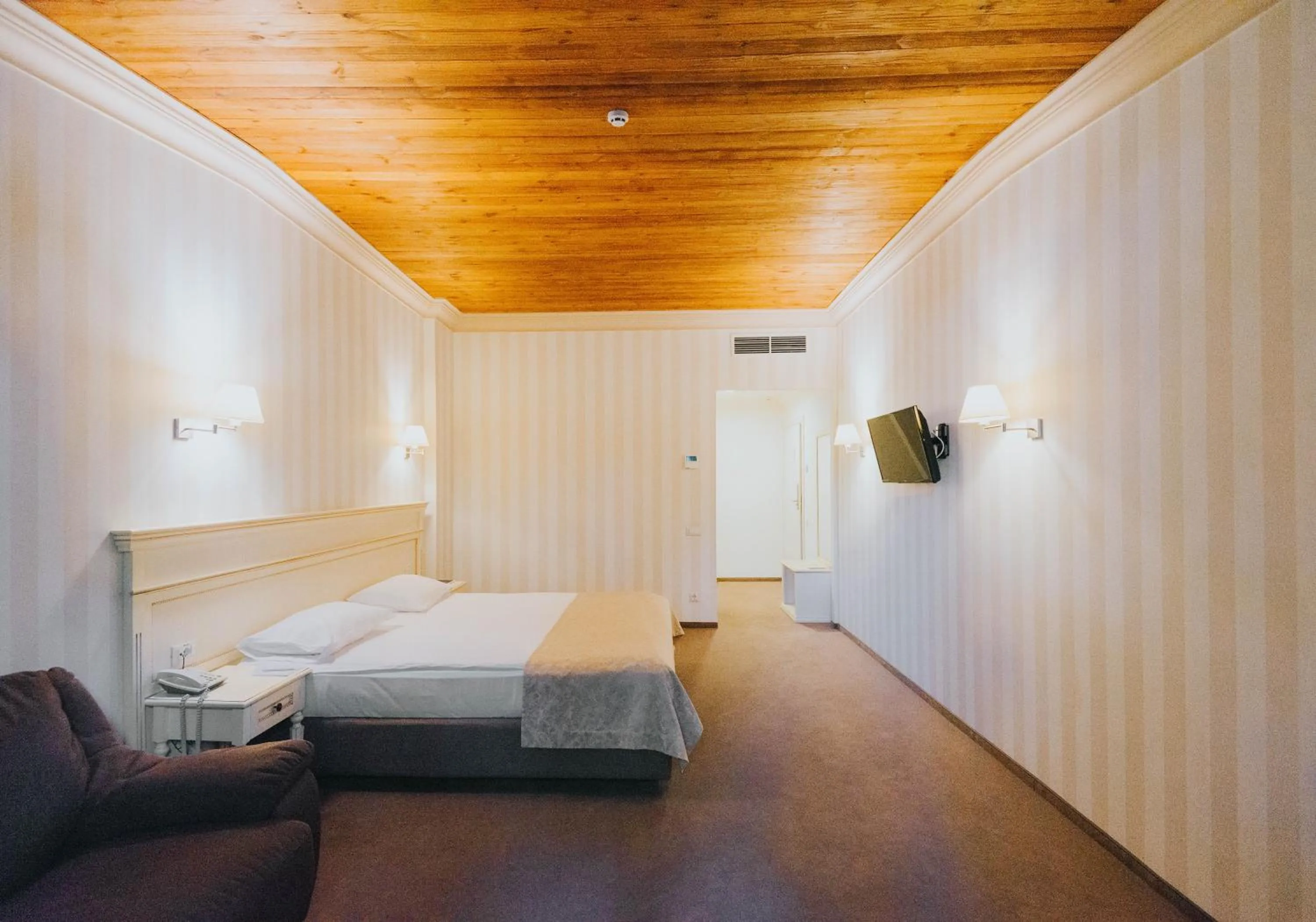 Photo of the whole room, Bed in Premier Geneva Hotel