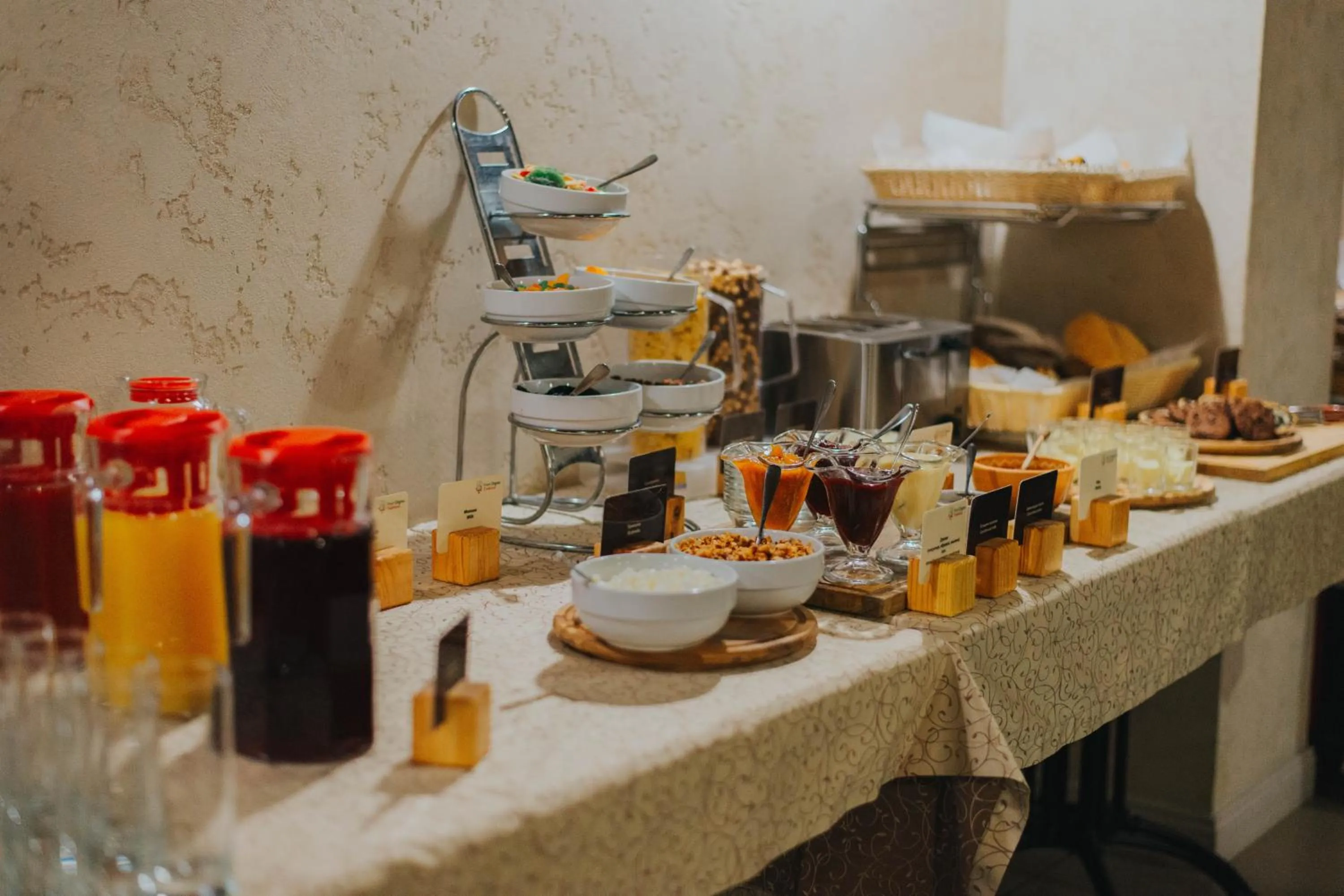 Restaurant/places to eat in Premier Geneva Hotel