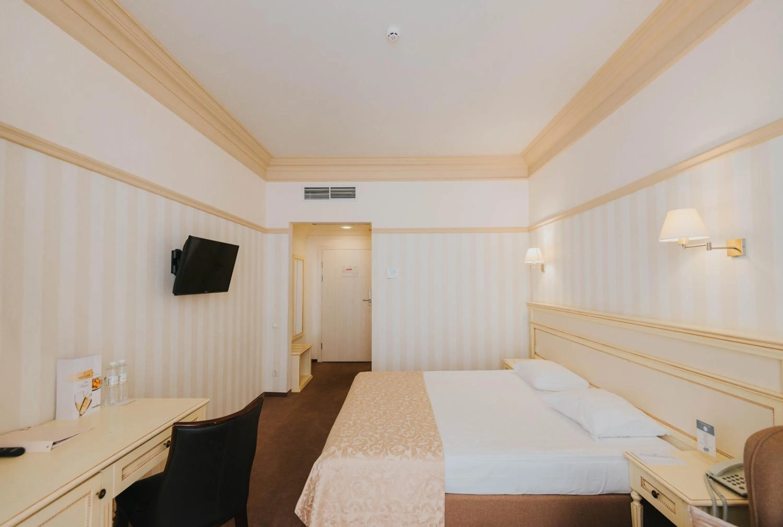 Photo of the whole room, Bed in Premier Geneva Hotel