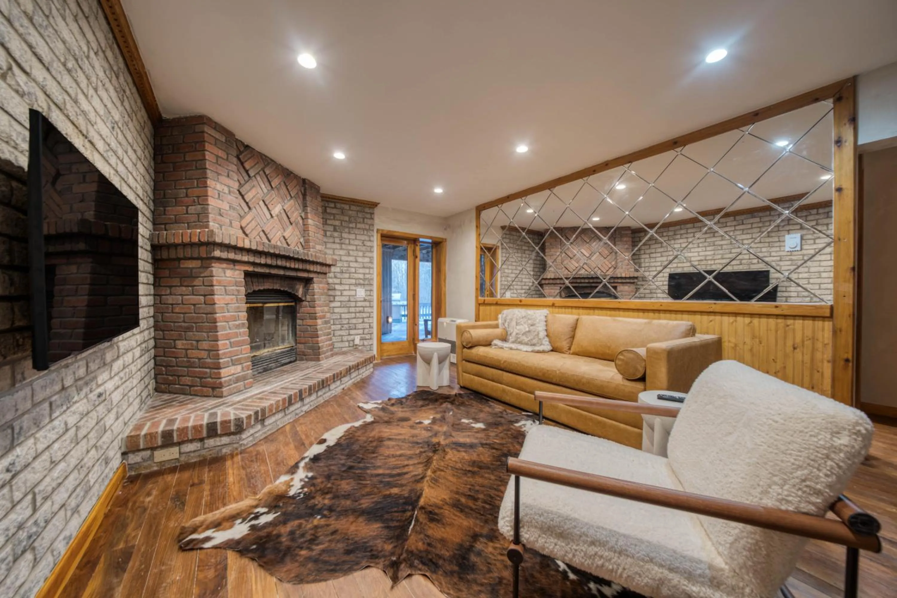 Living room in The Haüs Windham - Spacious Suites, Hot Tub, Mountain Views!