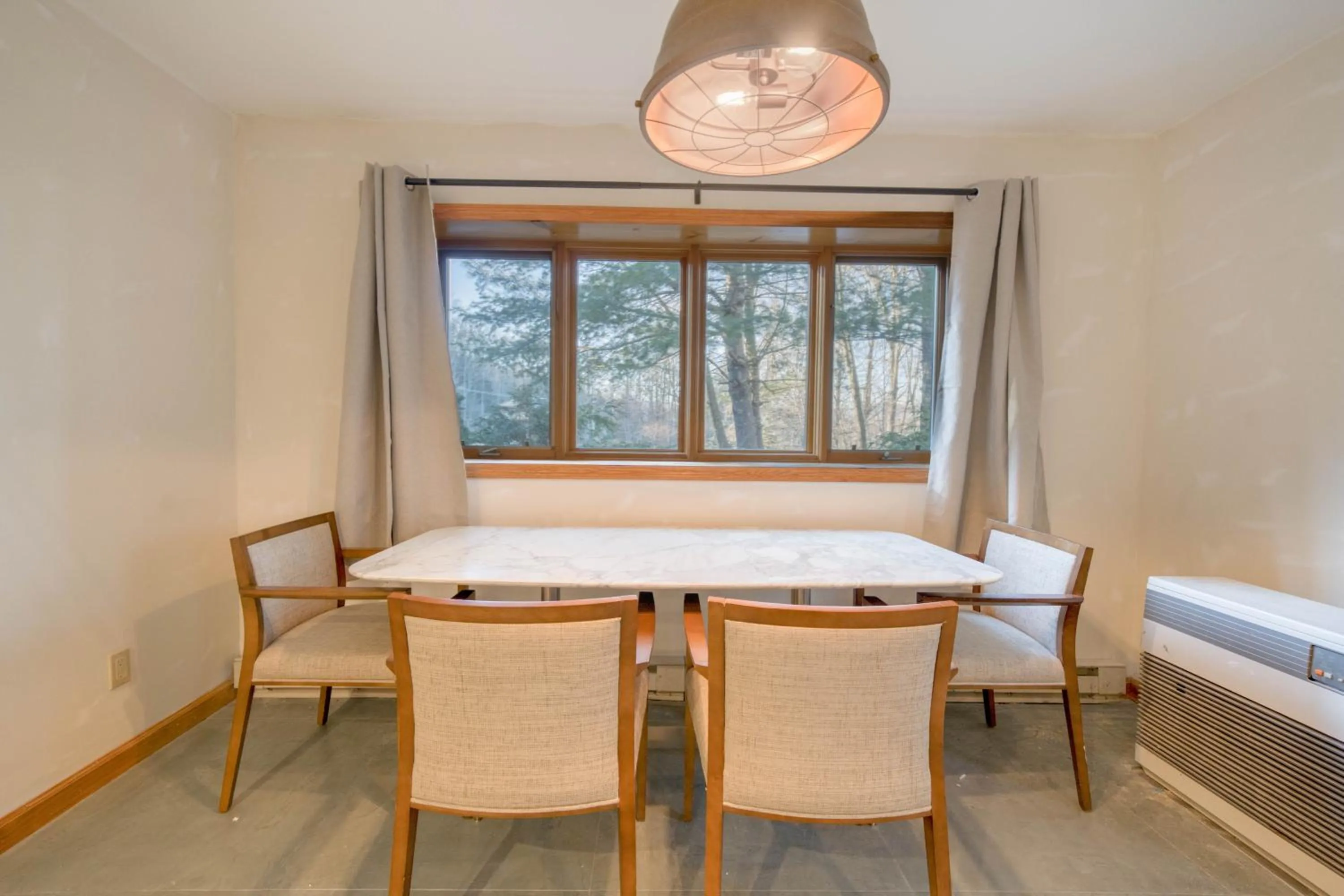 Dining area in The Haüs Windham - Spacious Suites, Hot Tub, Mountain Views!