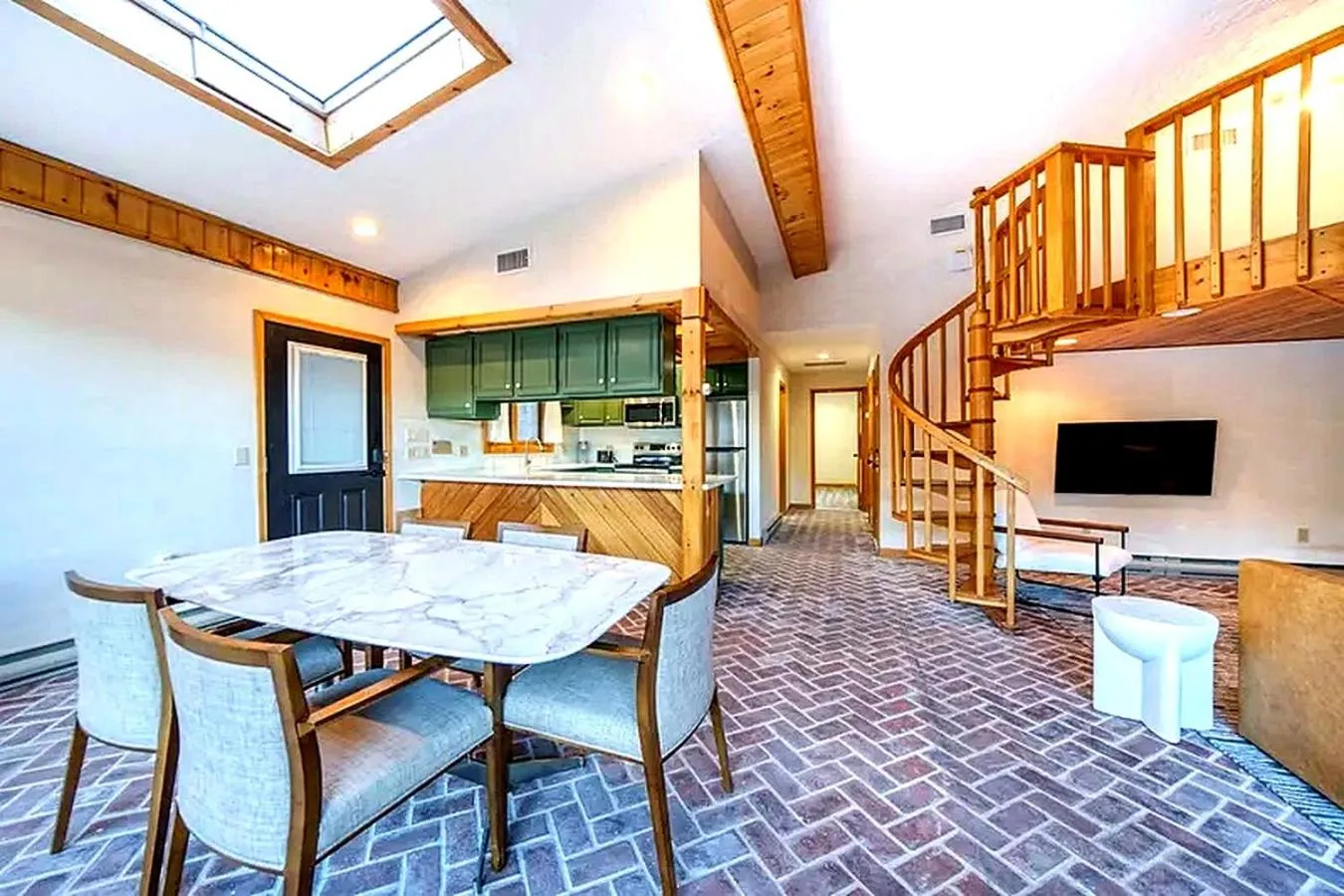 The Haüs Windham - Spacious Suites, Hot Tub, Mountain Views!